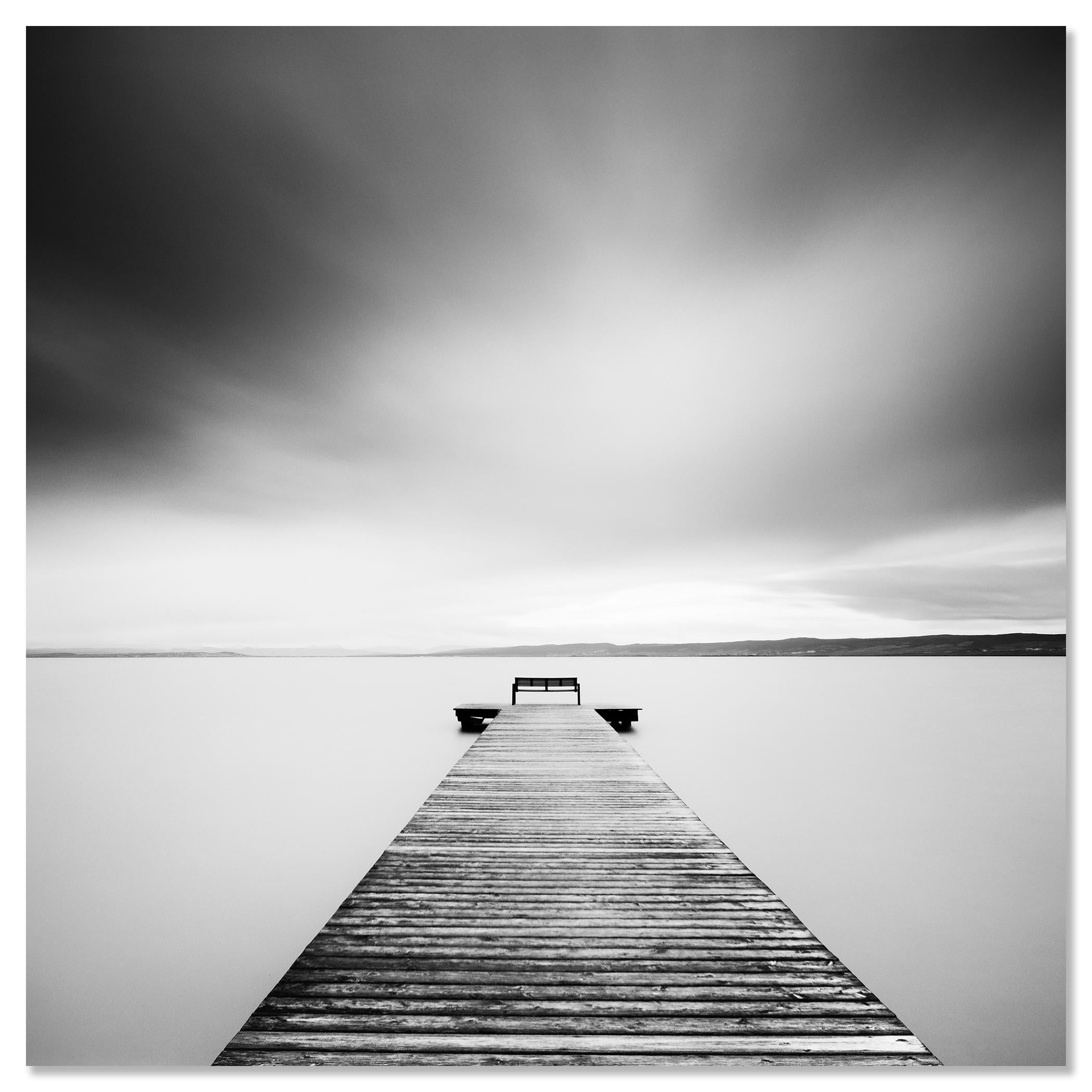 Romance de tormenta, paisaje acuático minimalista, fotografía de edición limitada, paisaje en blanco y negro en venta 3