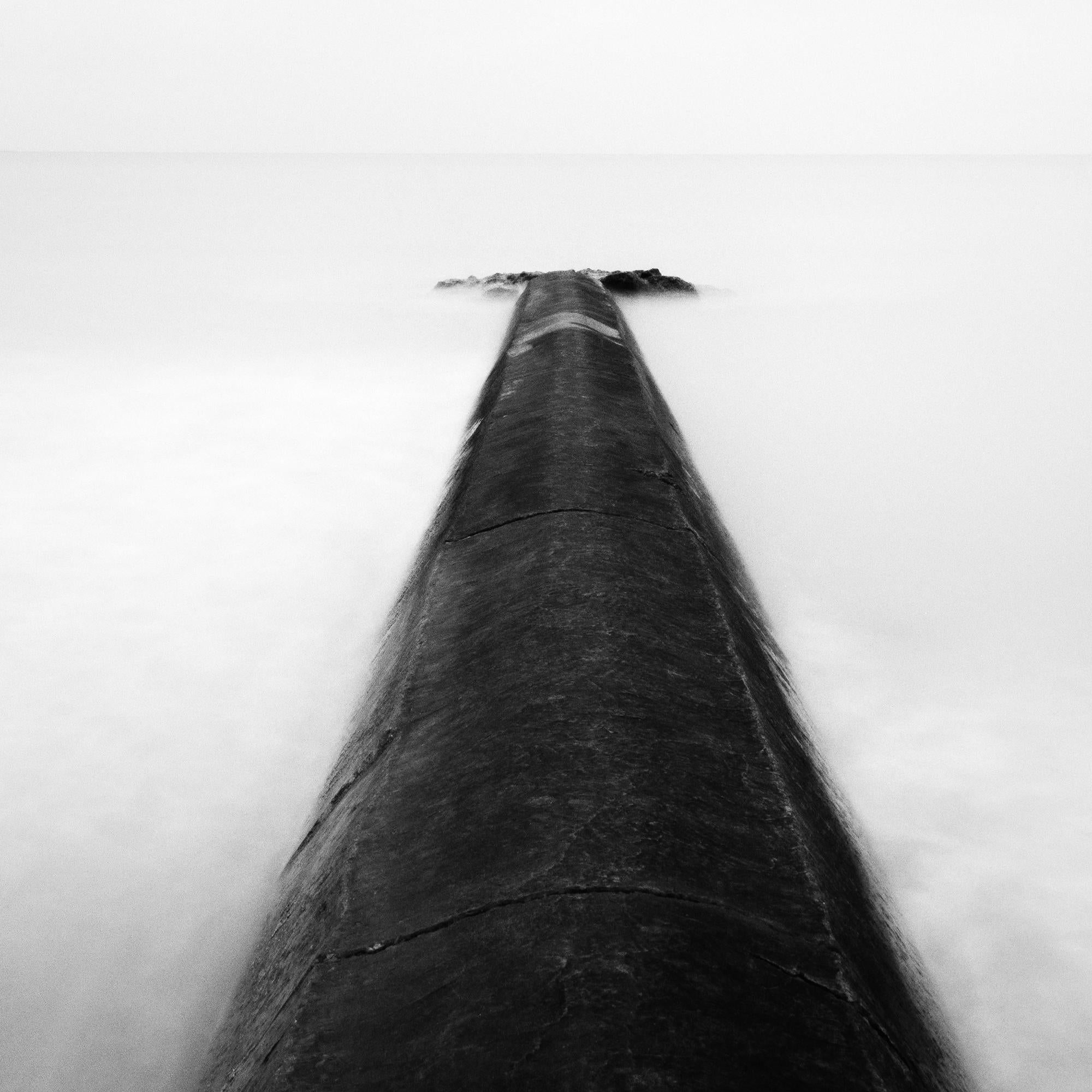 Straight on, Pier, Atlantic Ozean, Schwarz-Weiß-Fotografie, limitierte Meereslandschaft im Angebot 5