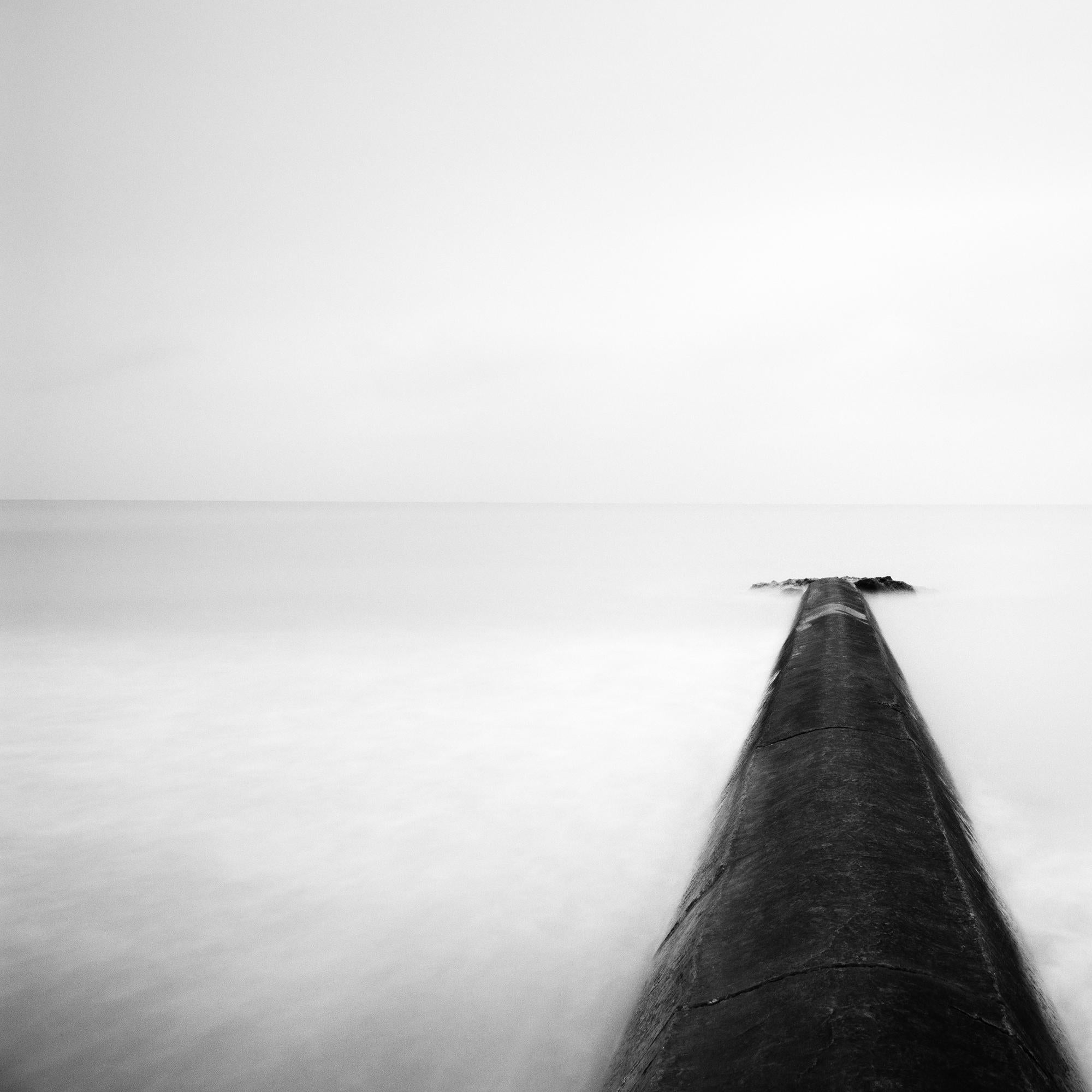 Straight on, Pier, Atlantic Ozean, Schwarz-Weiß-Fotografie, limitierte Meereslandschaft im Angebot 3