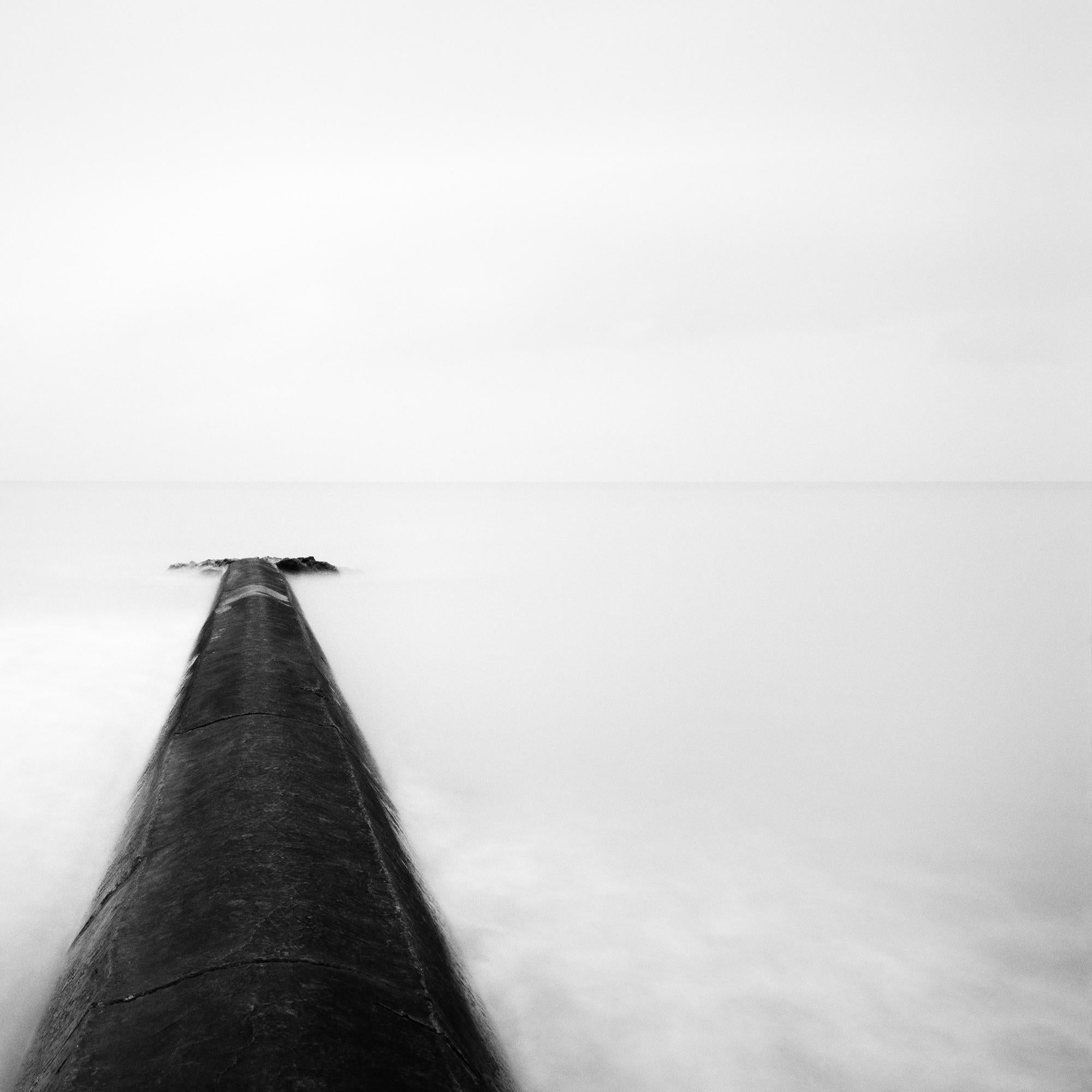 Straight on, Pier, Atlantic Ozean, Schwarz-Weiß-Fotografie, limitierte Meereslandschaft im Angebot 4