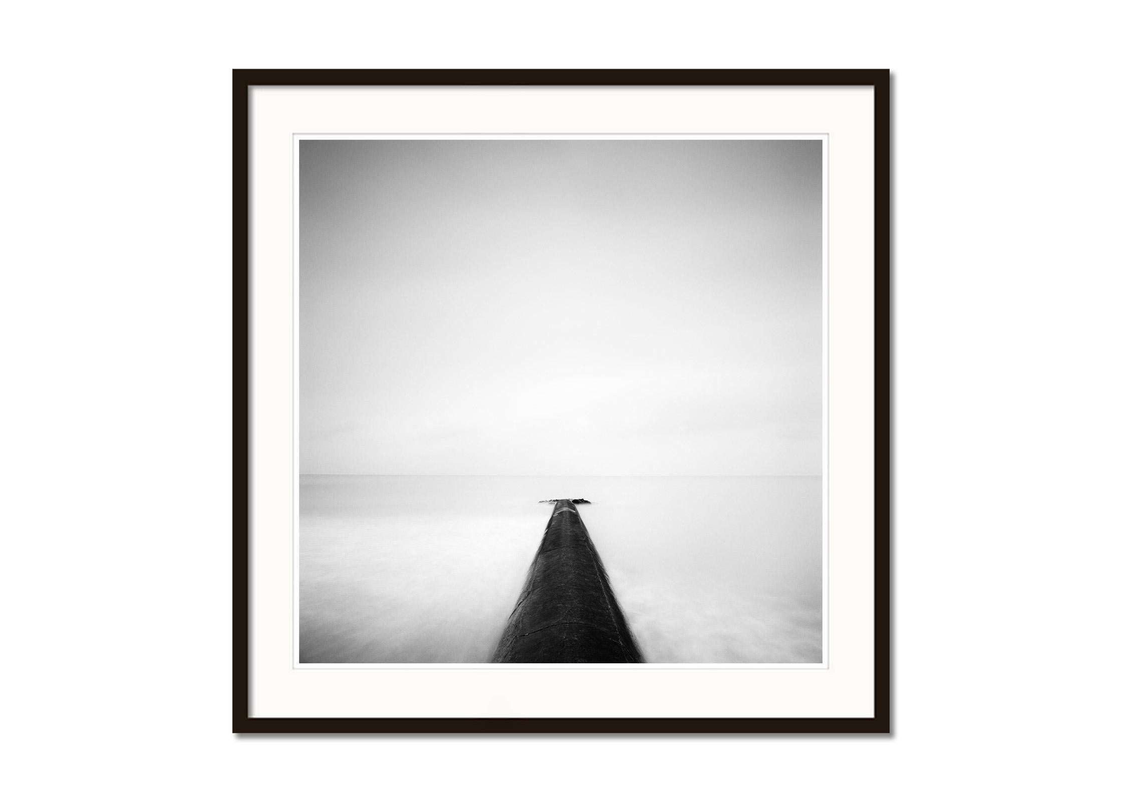 Straight on, Pier, Ozean, Normandie, France, photographie en noir et blanc, paysage - Gris Landscape Photograph par Gerald Berghammer