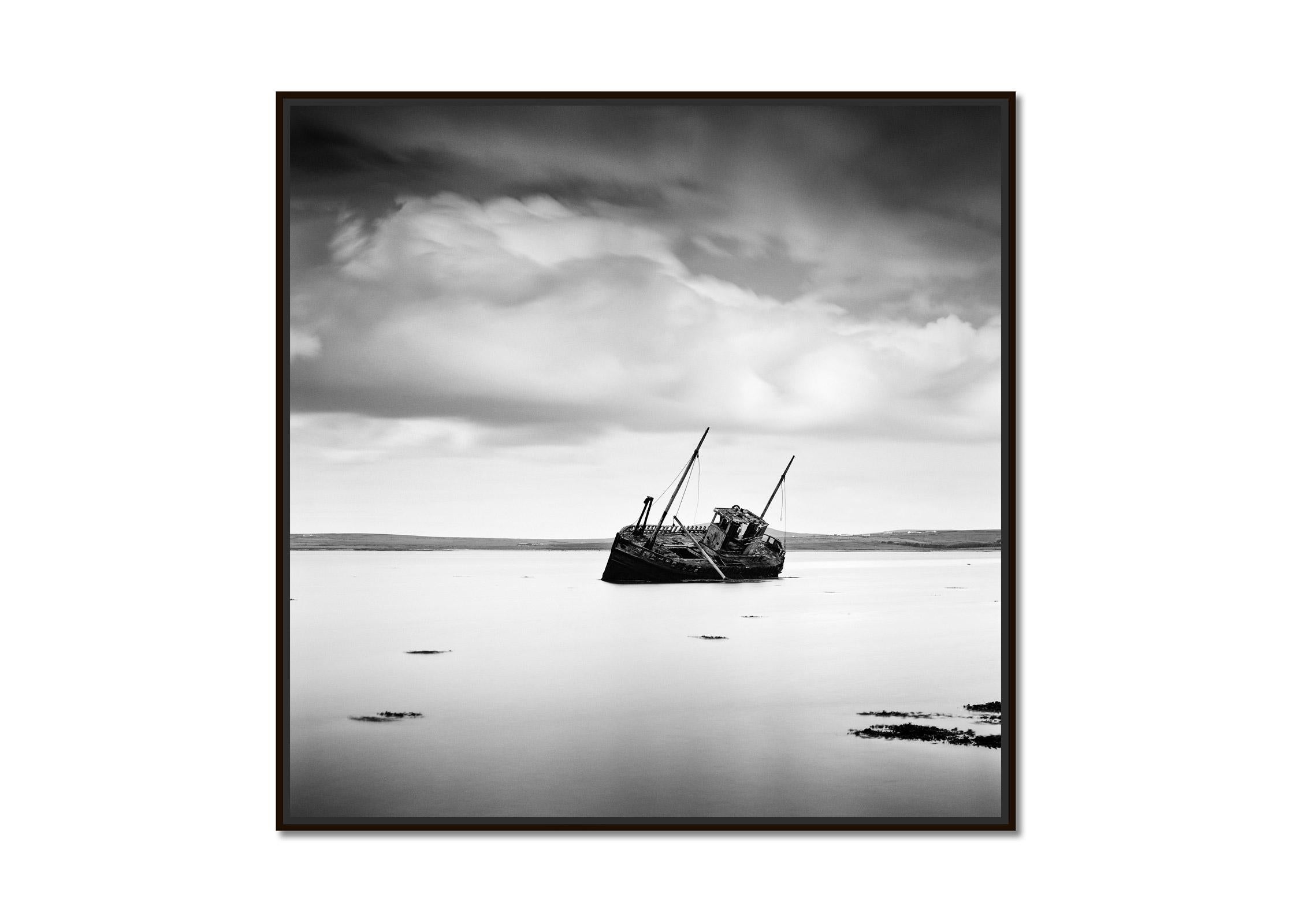 Bateau de pêche échoué, plage, Irlande, photographie noir et blanc, paysage - Photograph de Gerald Berghammer