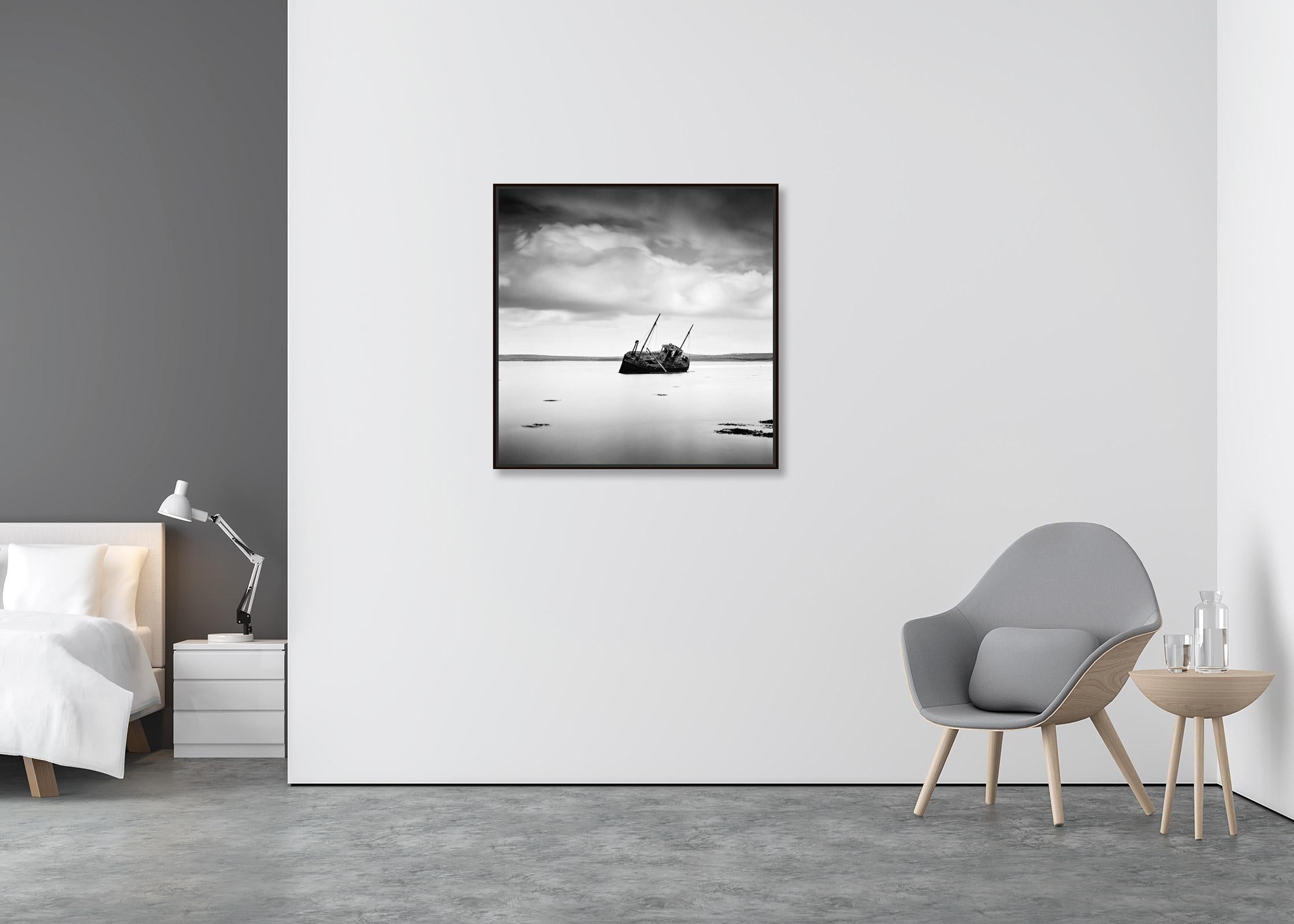 Bateau de pêche échoué, plage, Irlande, photographie noir et blanc, paysage - Minimaliste Photograph par Gerald Berghammer