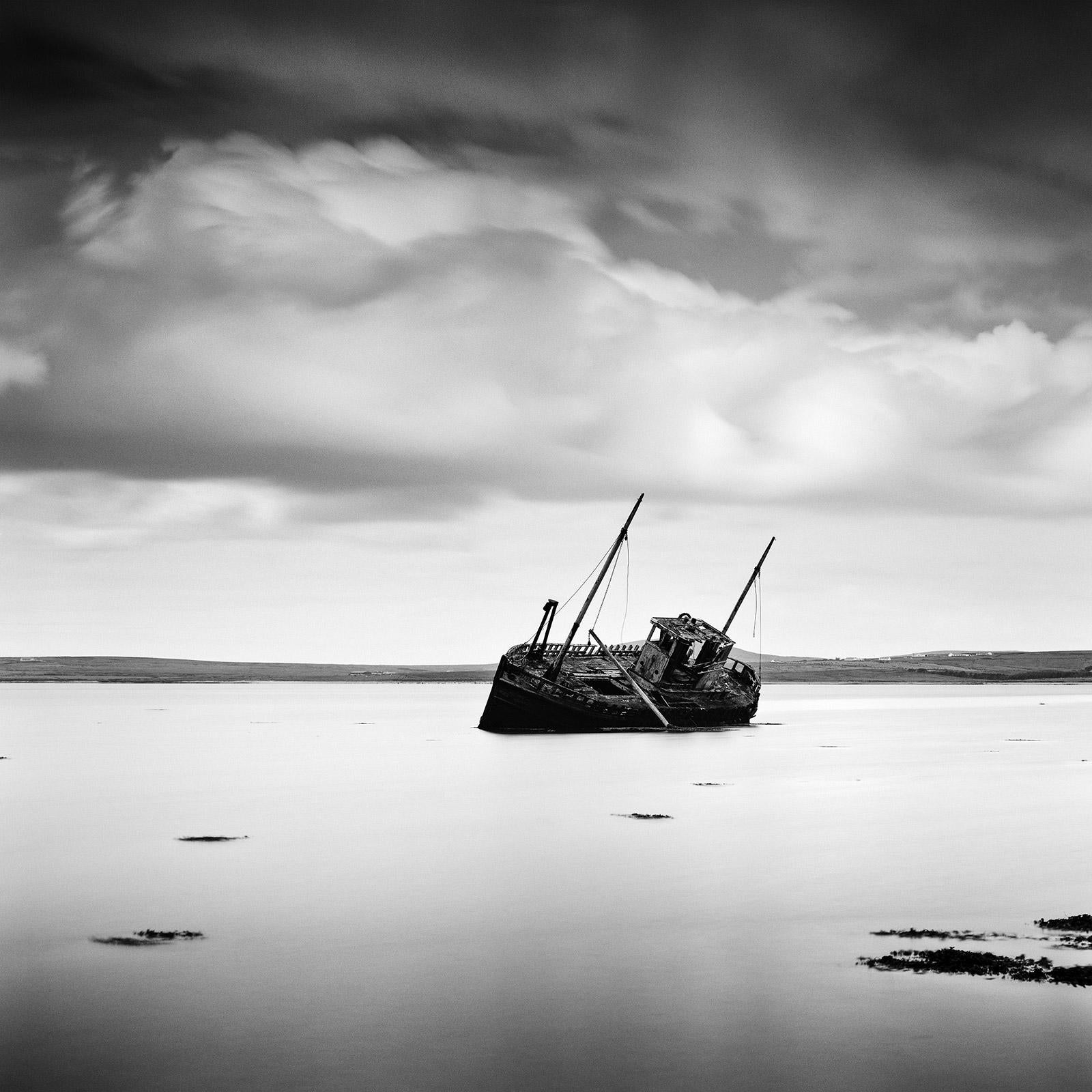 Bateau de pêche échoué, plage, Irlande, photographie noir et blanc, paysage