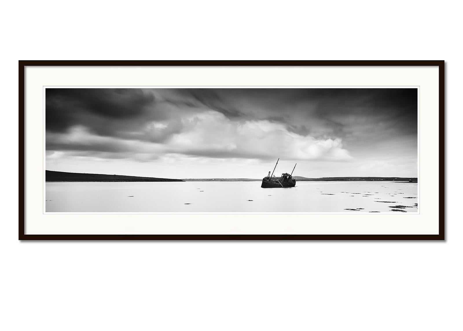 Varado, Panorama, fotografía en blanco y negro, impresión paisajística de edición limitada - Black and White Photograph Gris de Gerald Berghammer