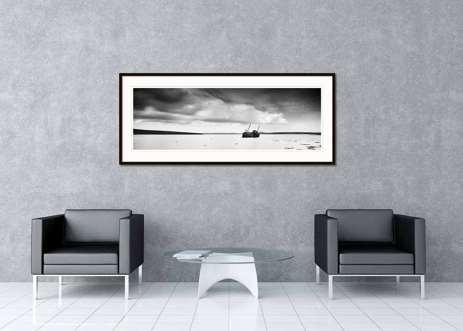 Paisaje acuático panorámico de larga exposición en blanco y negro - fotografía de paisaje. Barco de pesca varado en una hermosa bahía de Irlanda. Impresión en tinta de pigmento de archivo, edición de 9. Firmada, titulada, fechada y numerada por el