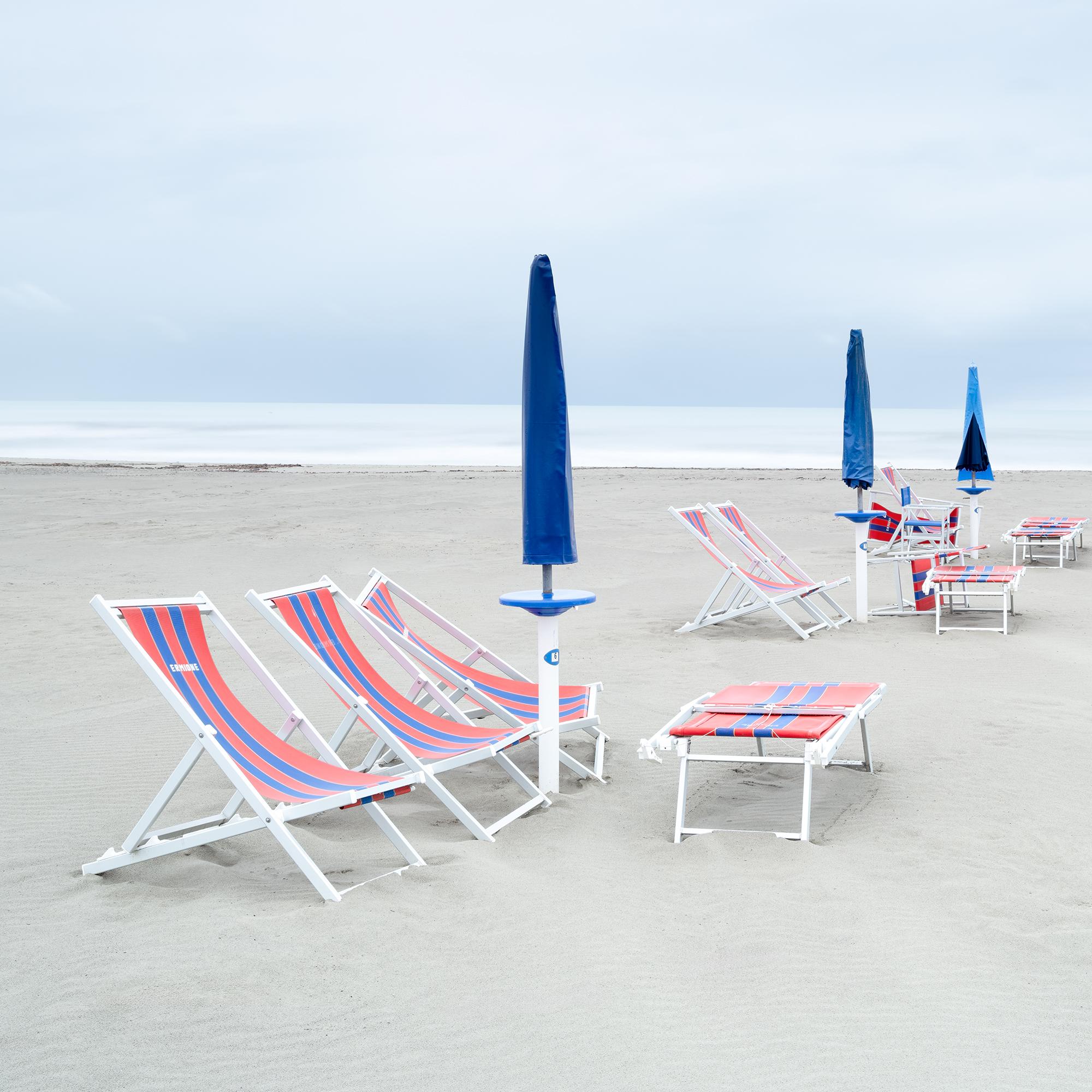Chaises longues sur la plage - paysage - parasols - rivage - édition limitée en vente 5