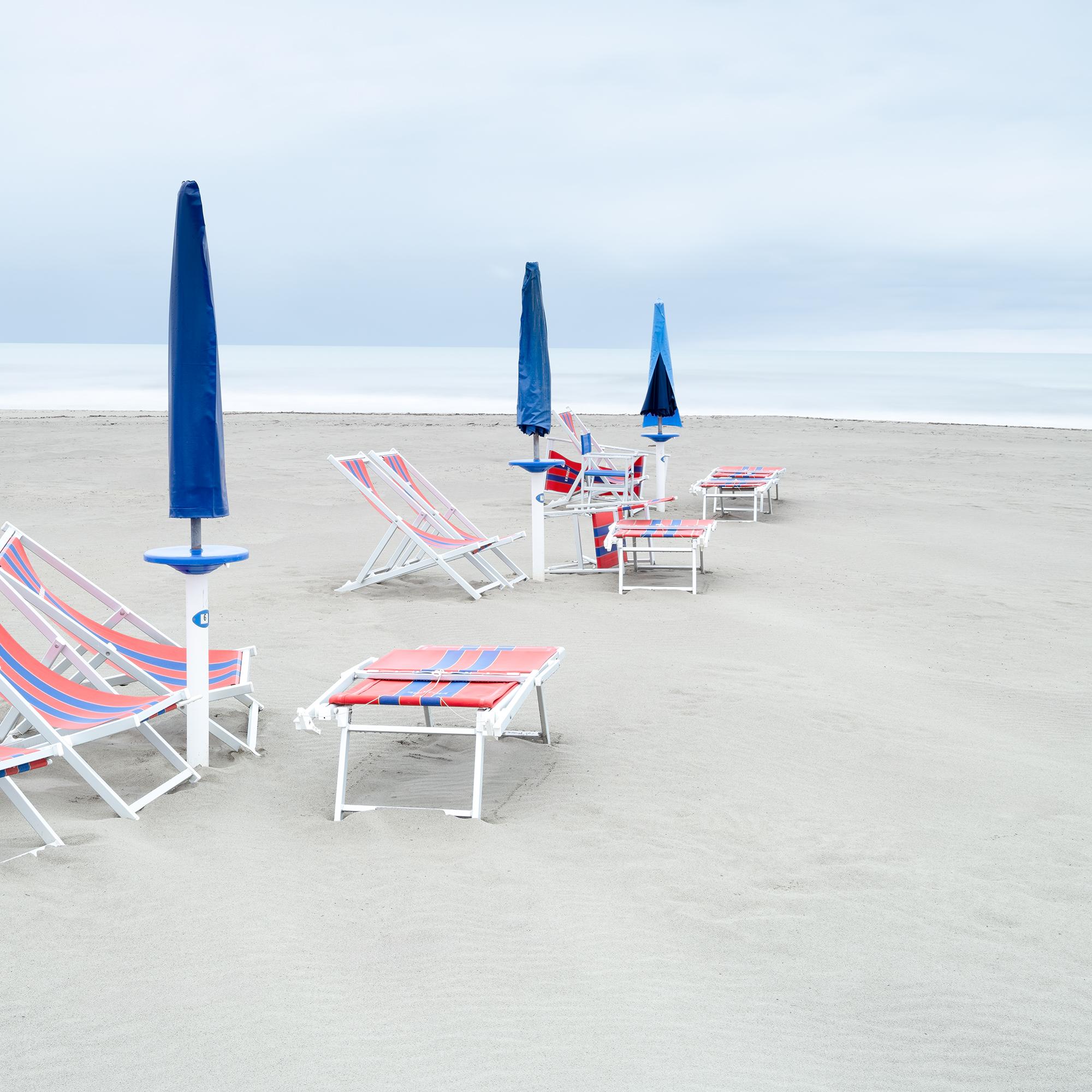Chaises longues sur la plage - paysage - parasols - rivage - édition limitée en vente 6