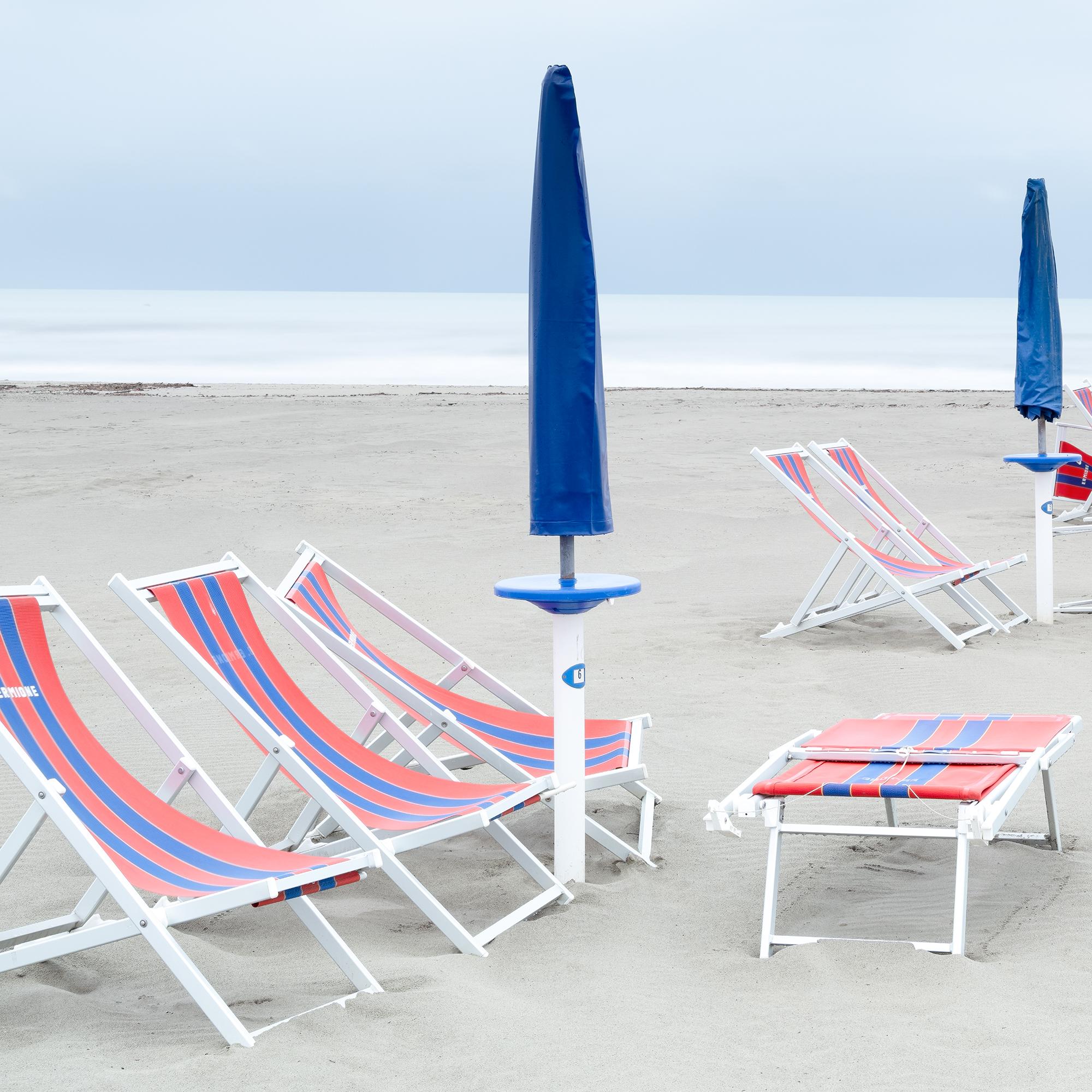 Chaises longues sur la plage - paysage - parasols - rivage - édition limitée en vente 7