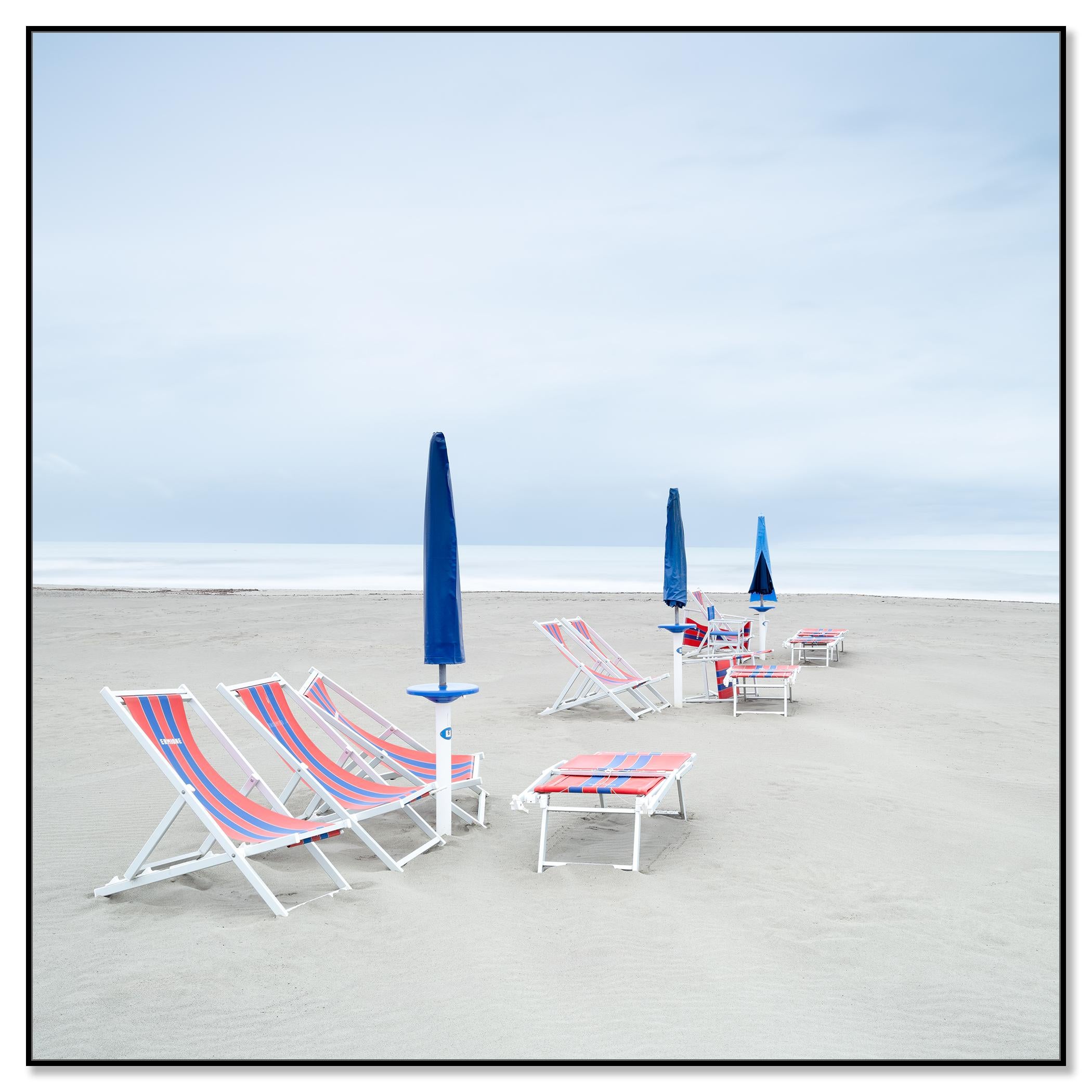 Chaises longues sur la plage - paysage - parasols - rivage - édition limitée - Contemporain Photograph par Gerald Berghammer