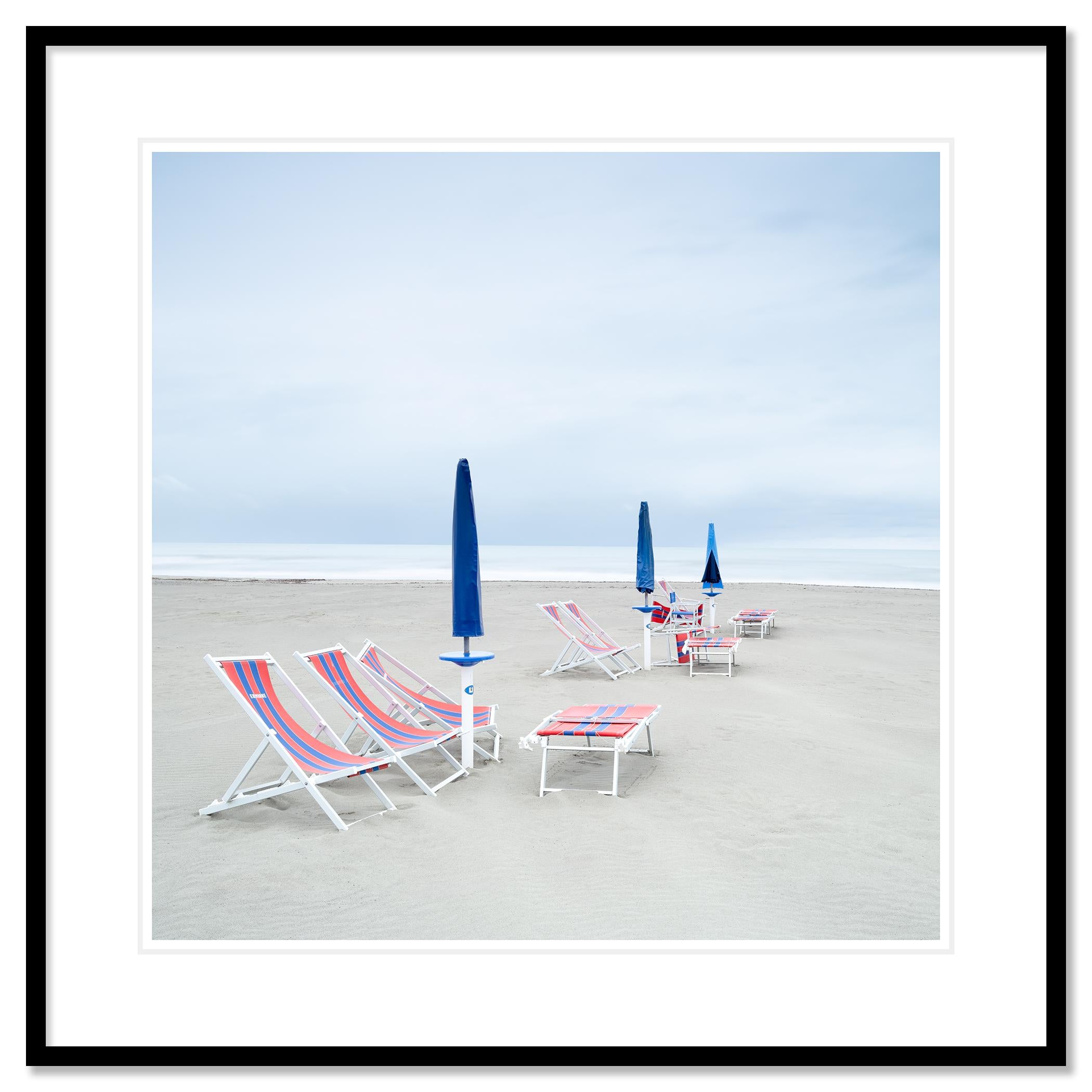 Chaises longues sur la plage - paysage - parasols - rivage - édition limitée en vente 1