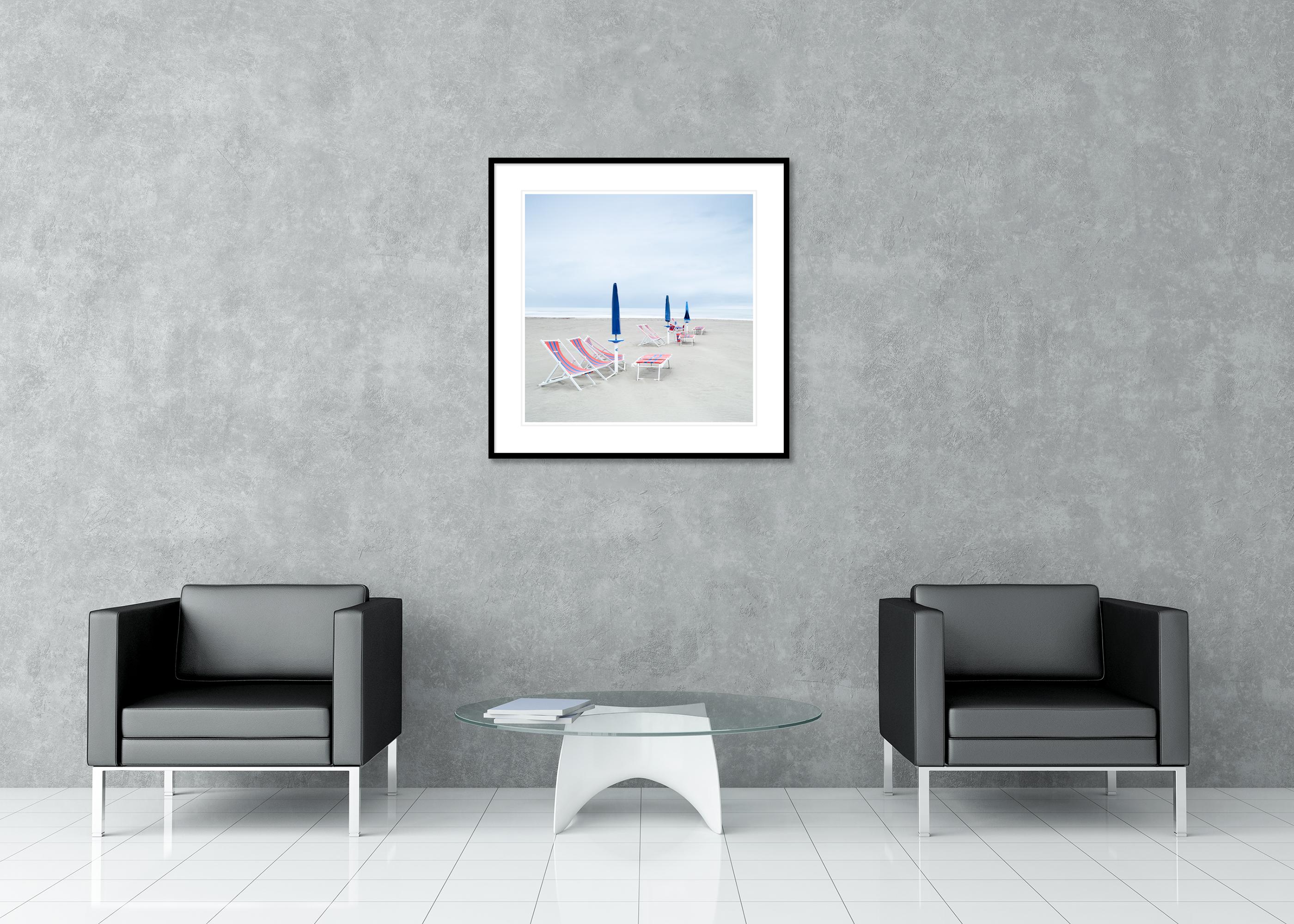 Chaises longues sur la plage - paysage - parasols - rivage - édition limitée en vente 2