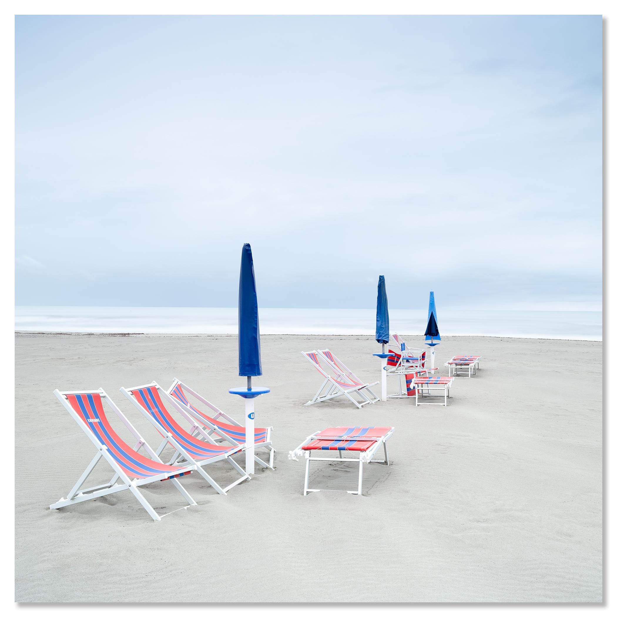 Chaises longues sur la plage - paysage - parasols - rivage - édition limitée en vente 3