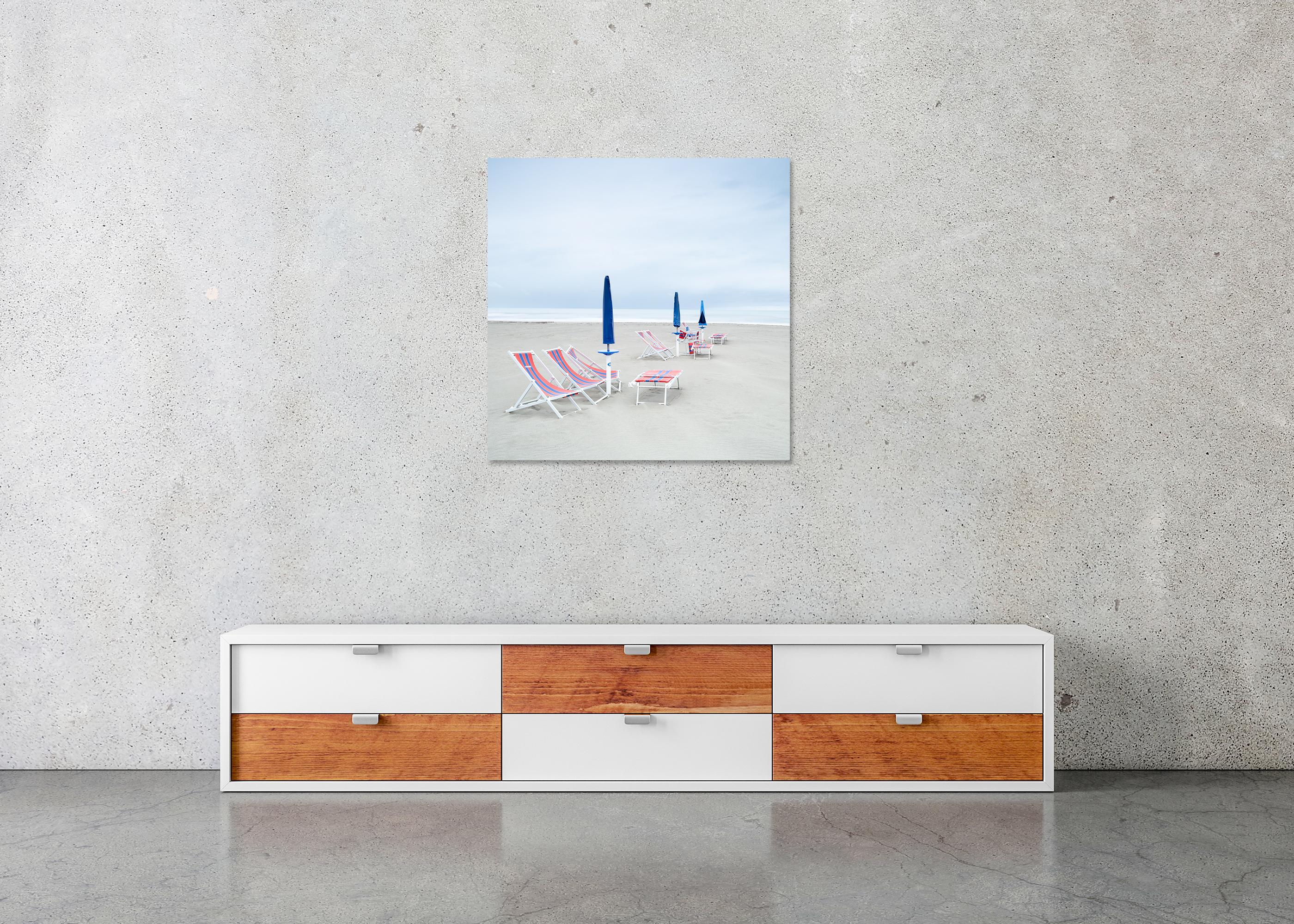 Chaises longues sur la plage - paysage - parasols - rivage - édition limitée en vente 4