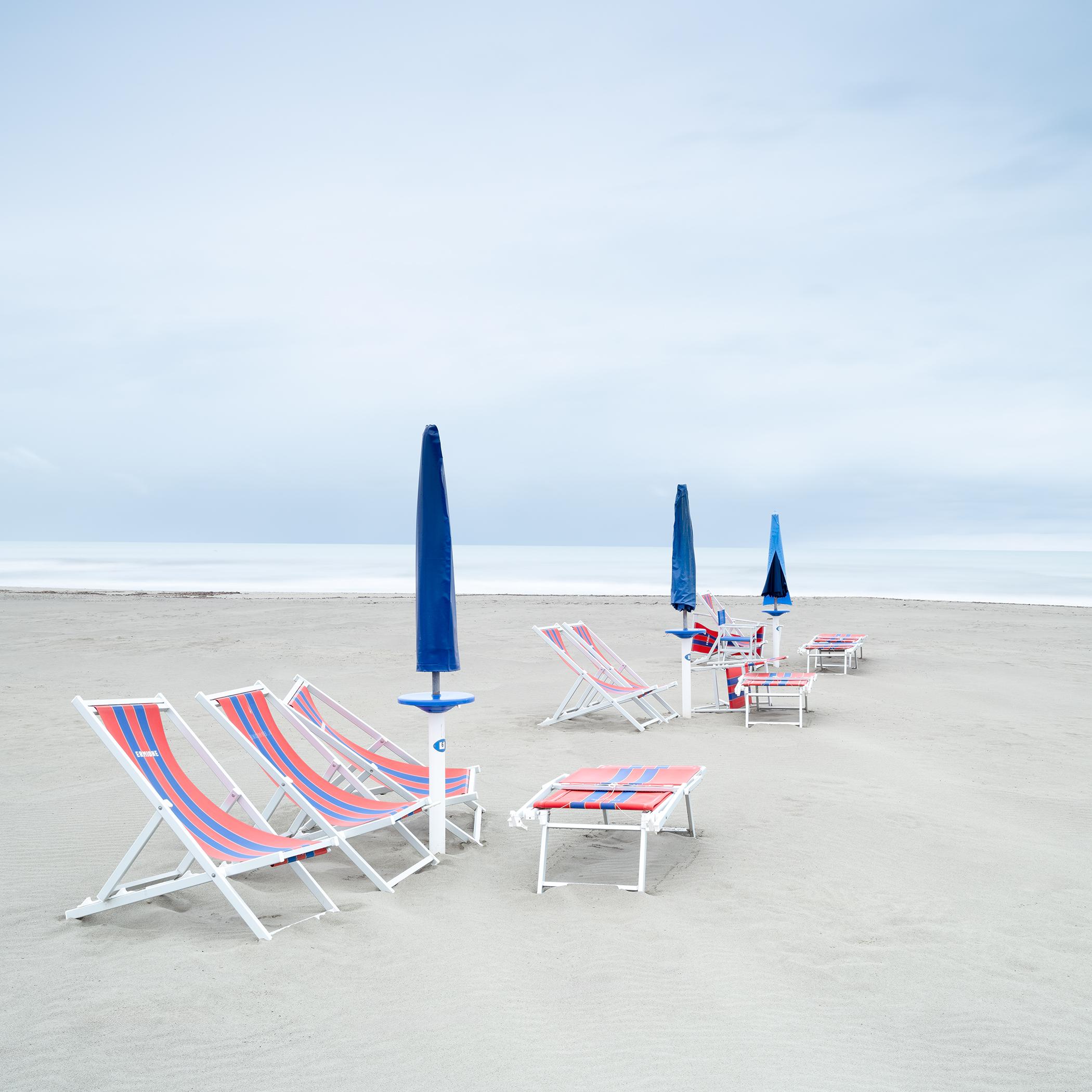 Landscape Photograph Gerald Berghammer - Chaises longues sur la plage - paysage - parasols - rivage - édition limitée