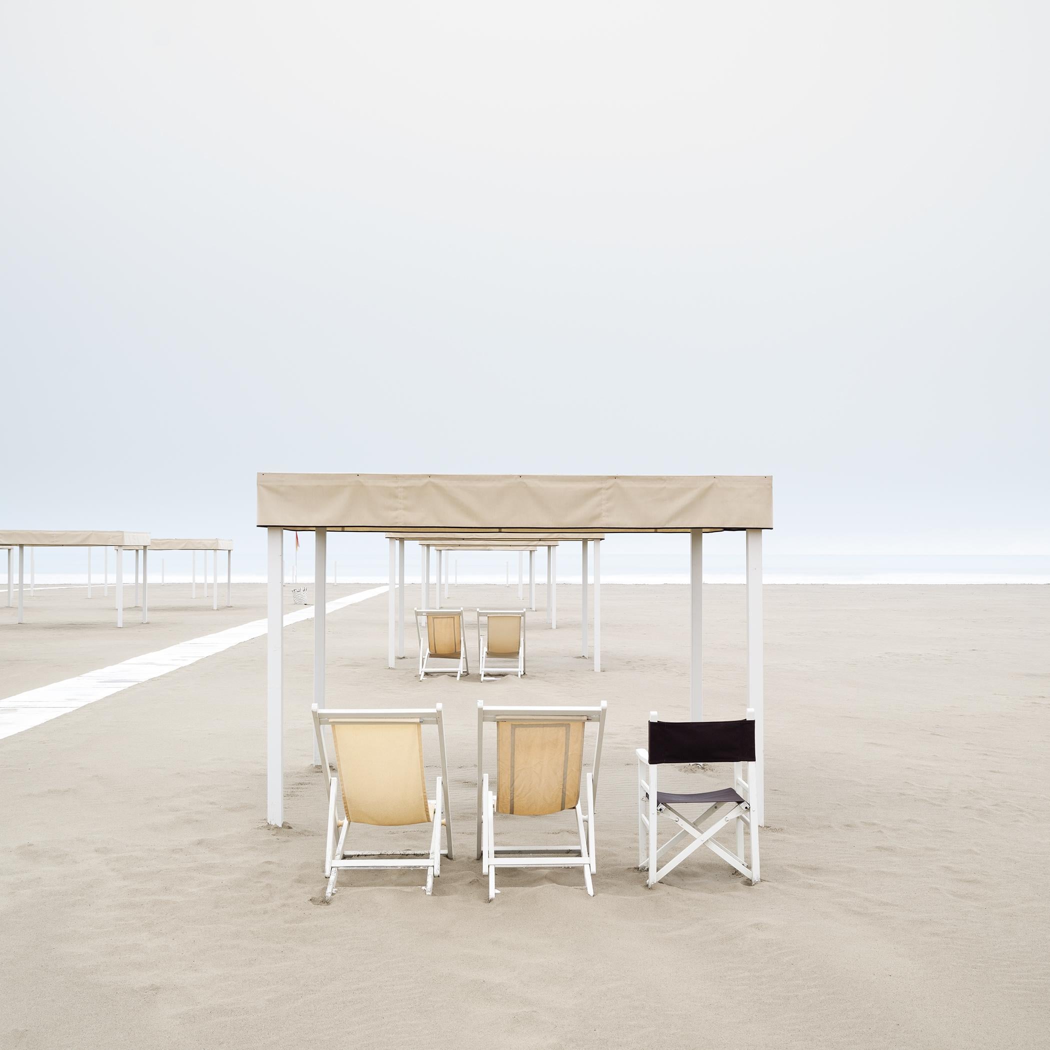 Chaises longues sur la plage - paysage marin minimaliste, Italie - édition limitée