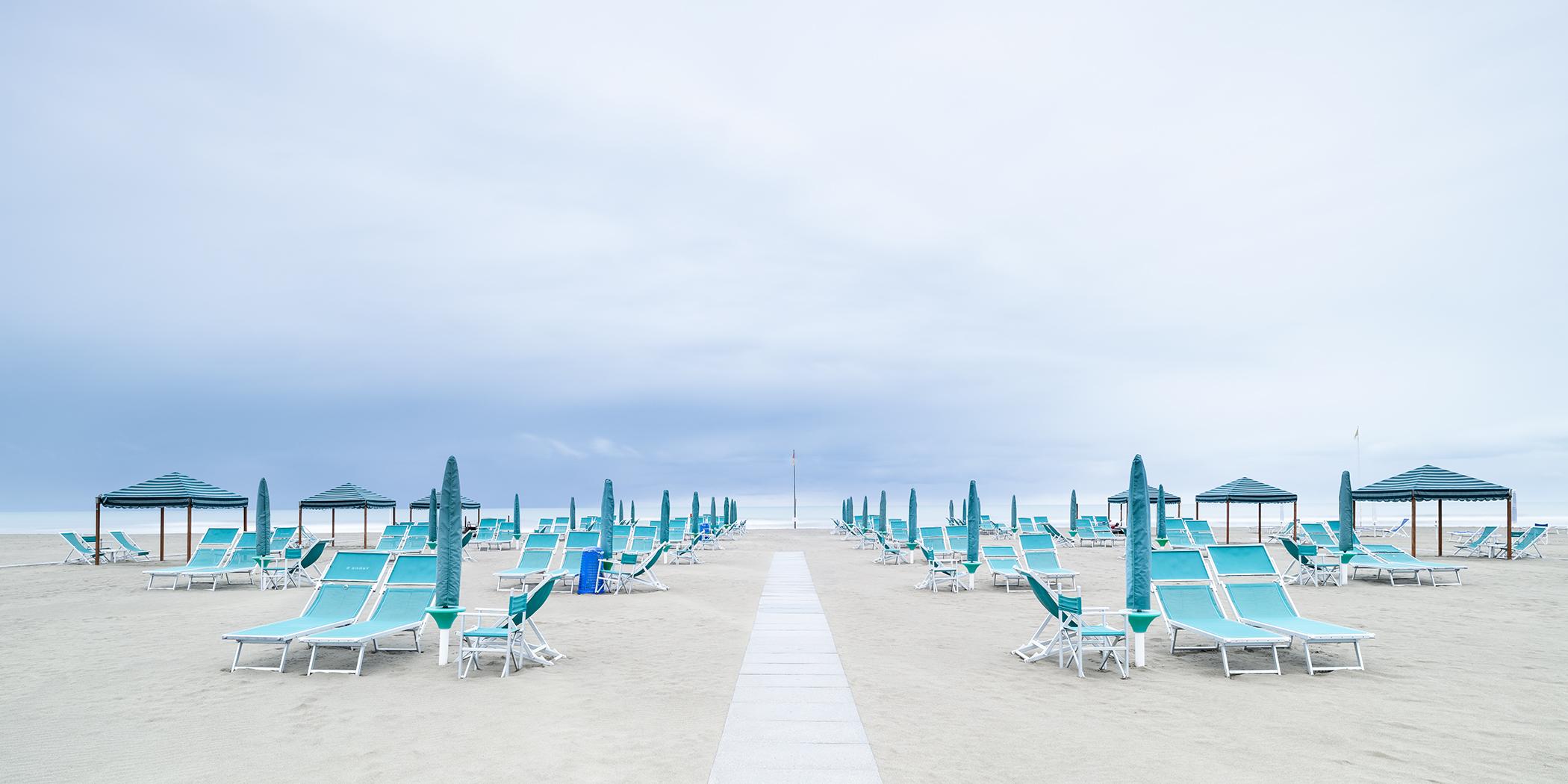 Chaises longues sur la plage, paysage panoramique - photographie couleur, limitée