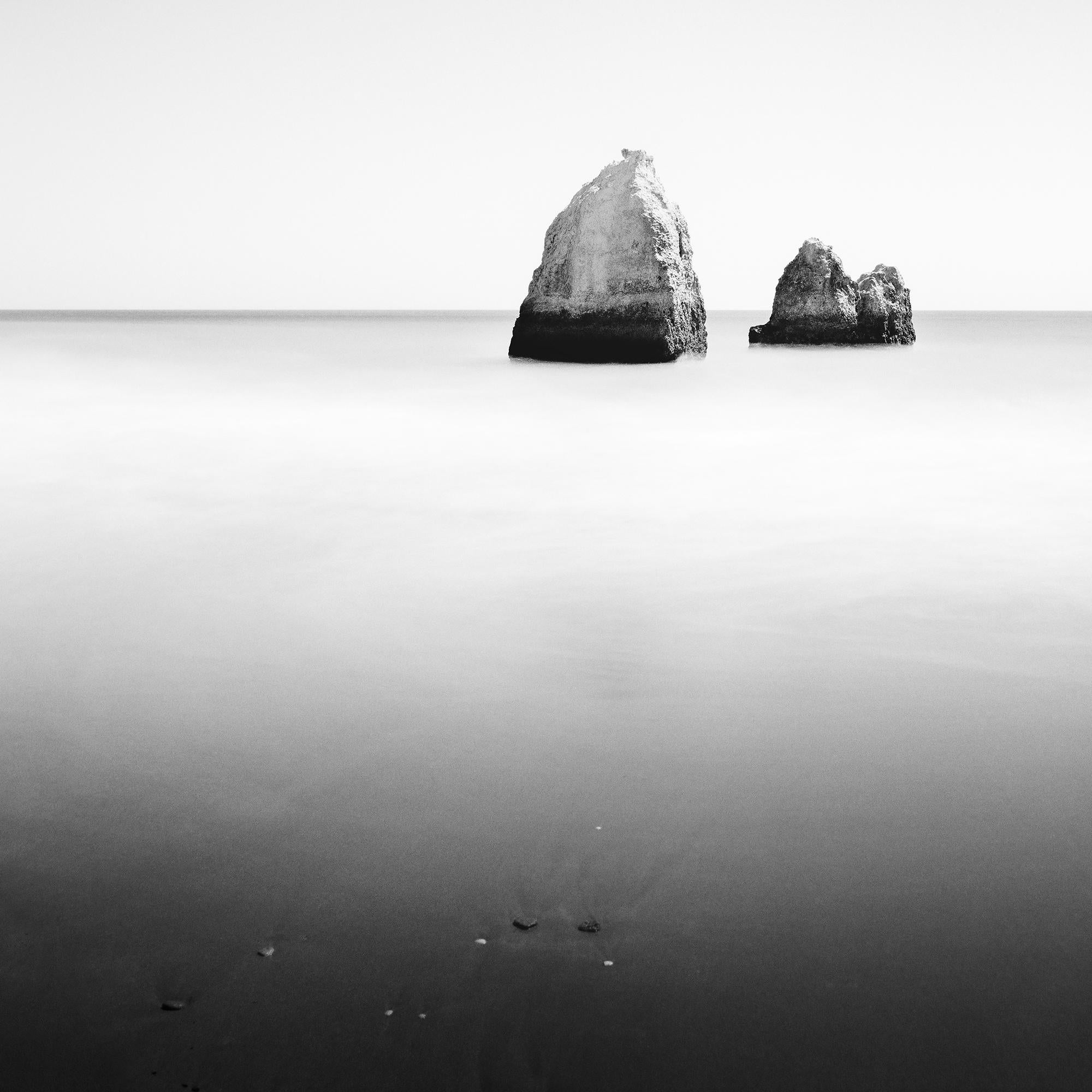 Pyramide engloutie, Espagne, photographie d'art minimaliste en noir et blanc, paysage en vente 5