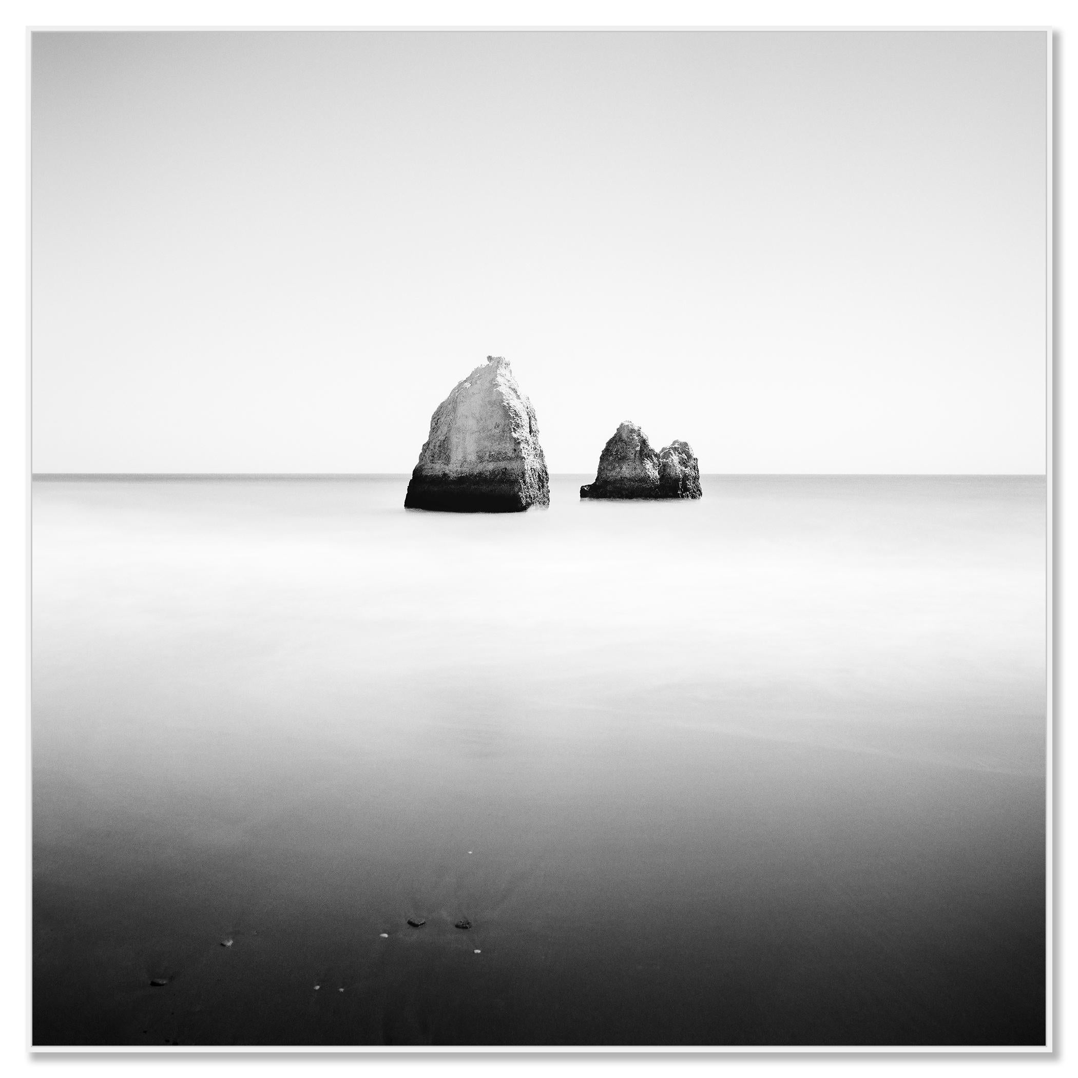 Pyramide engloutie, Espagne, photographie d'art minimaliste en noir et blanc, paysage - Photograph de Gerald Berghammer