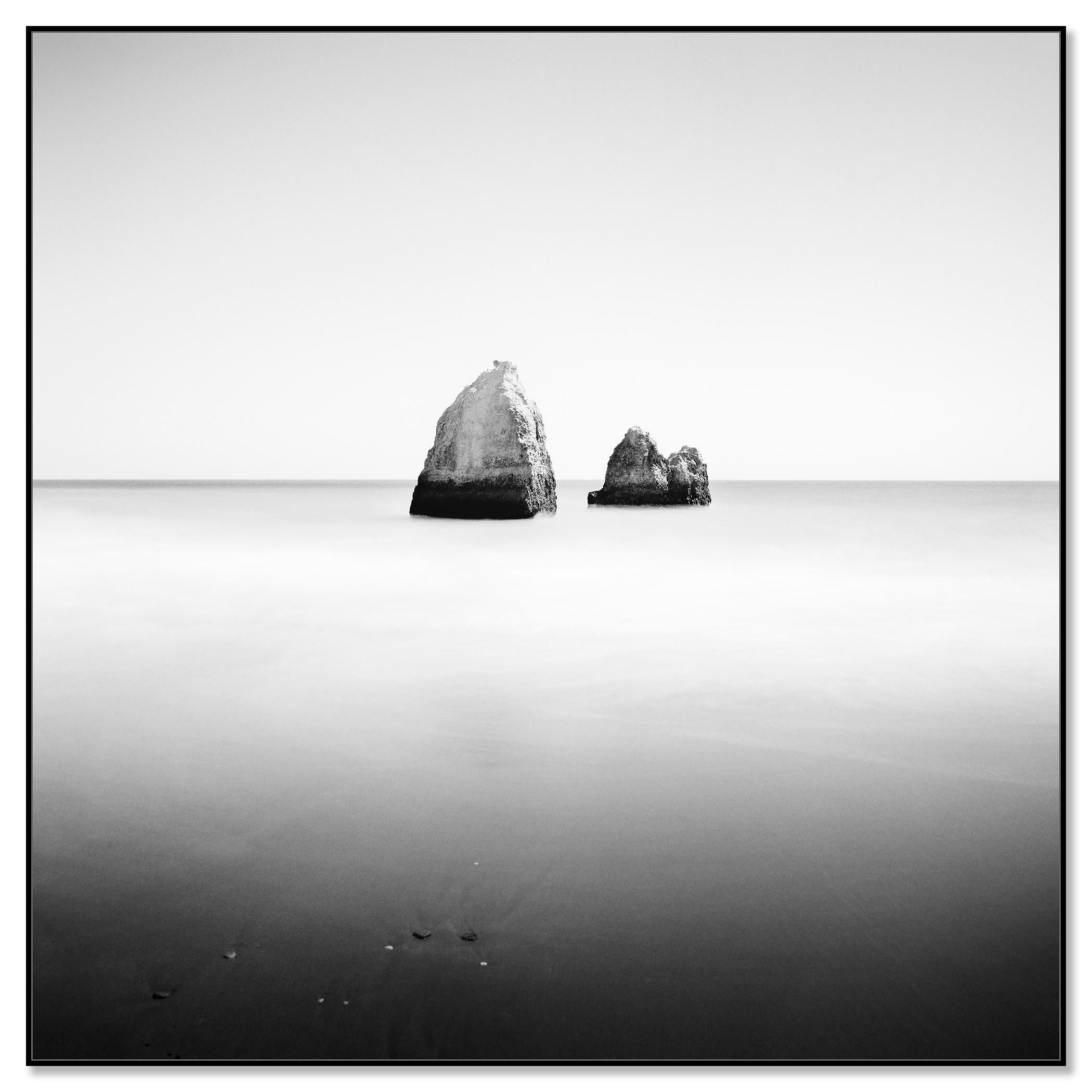 Pyramide engloutie, Espagne, photographie d'art minimaliste en noir et blanc, paysage - Contemporain Photograph par Gerald Berghammer