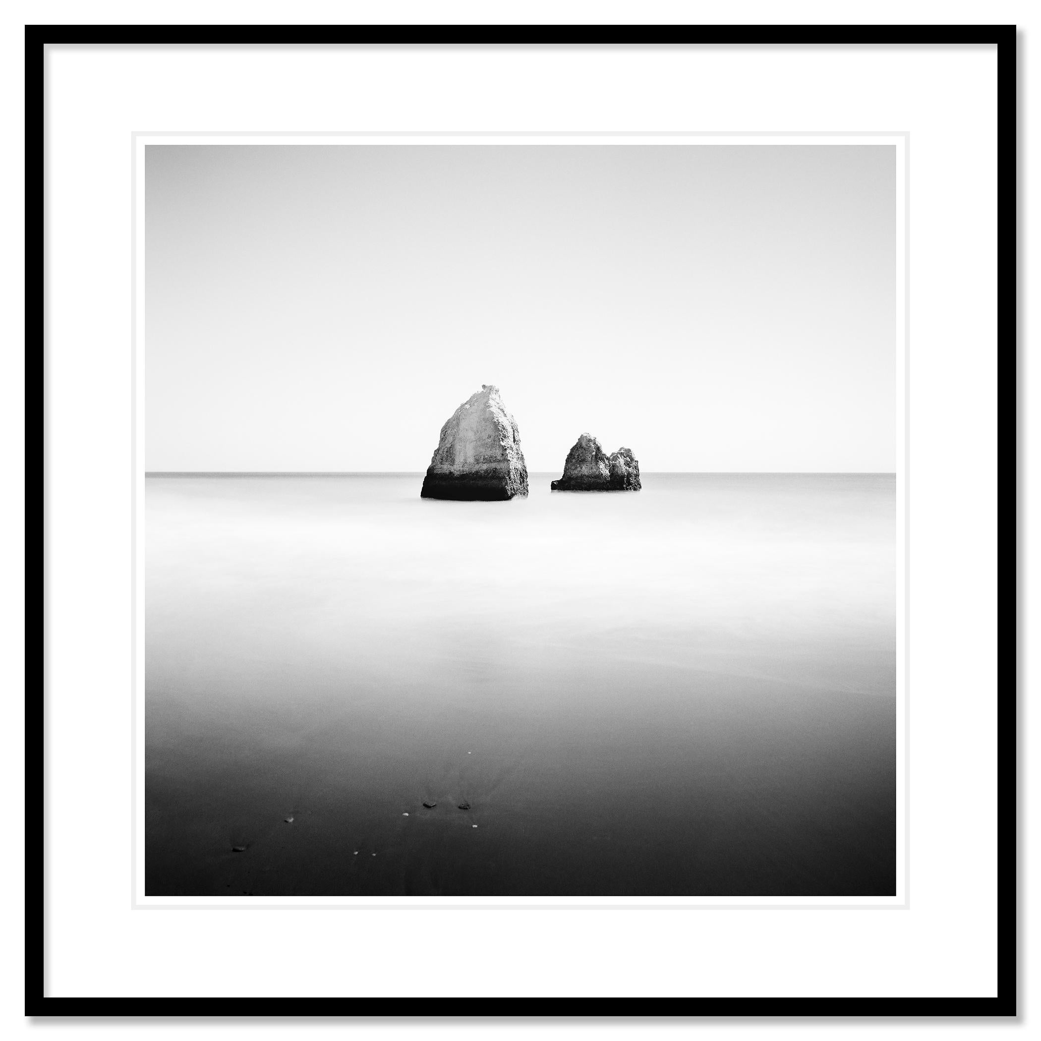 Pyramide engloutie, Espagne, photographie d'art minimaliste en noir et blanc, paysage en vente 1