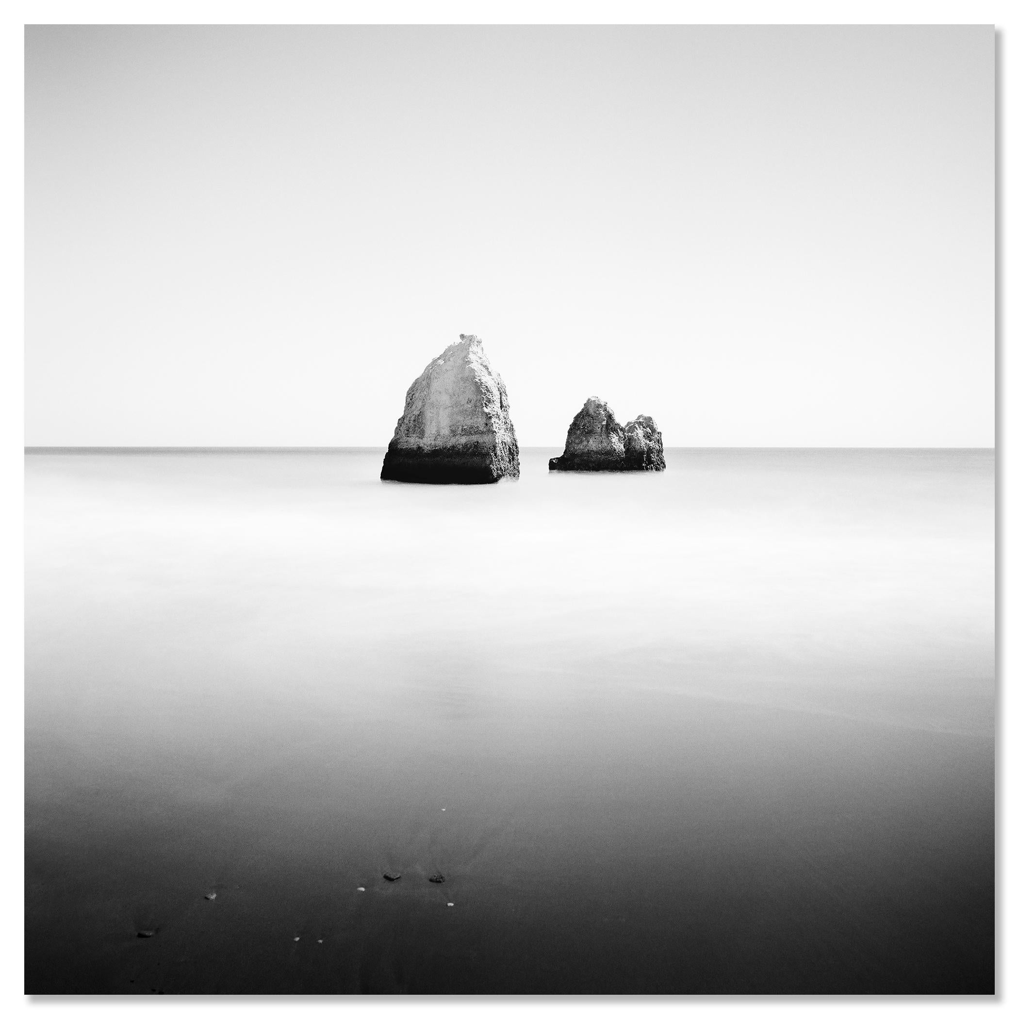Pyramide engloutie, Espagne, photographie d'art minimaliste en noir et blanc, paysage en vente 3