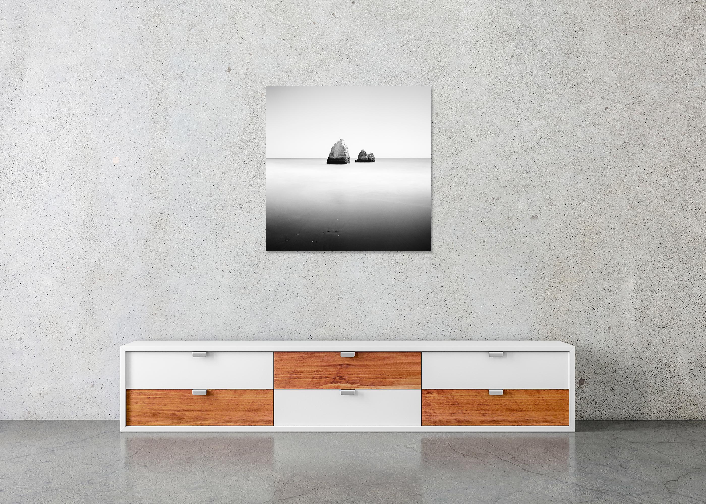 Pyramide engloutie, Espagne, photographie d'art minimaliste en noir et blanc, paysage en vente 4