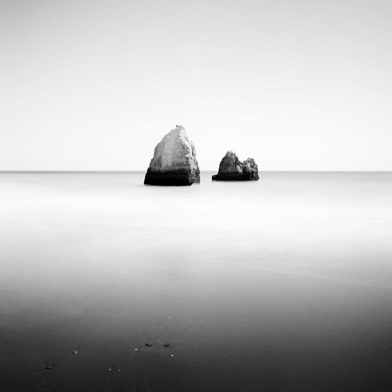 Black and White Photograph Gerald Berghammer - Pyramide engloutie, Espagne, photographie d'art minimaliste en noir et blanc, paysage