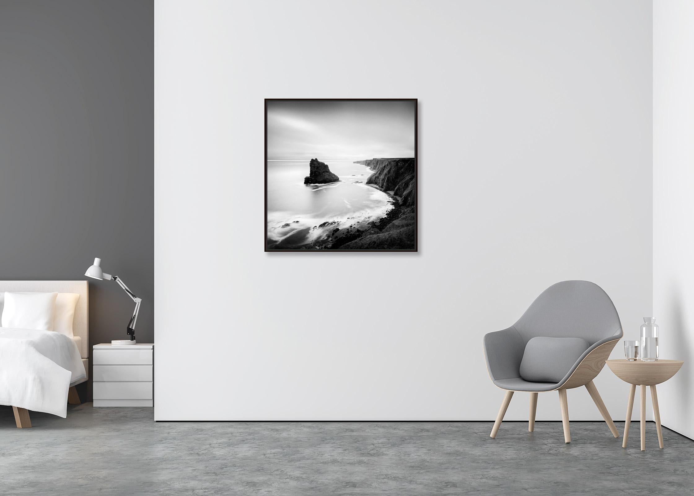 Surrealer Moment, Cliff, Insel, Schottland, Schwarz-Weiß-Fotografie, Landschaft (Zeitgenössisch), Photograph, von Gerald Berghammer