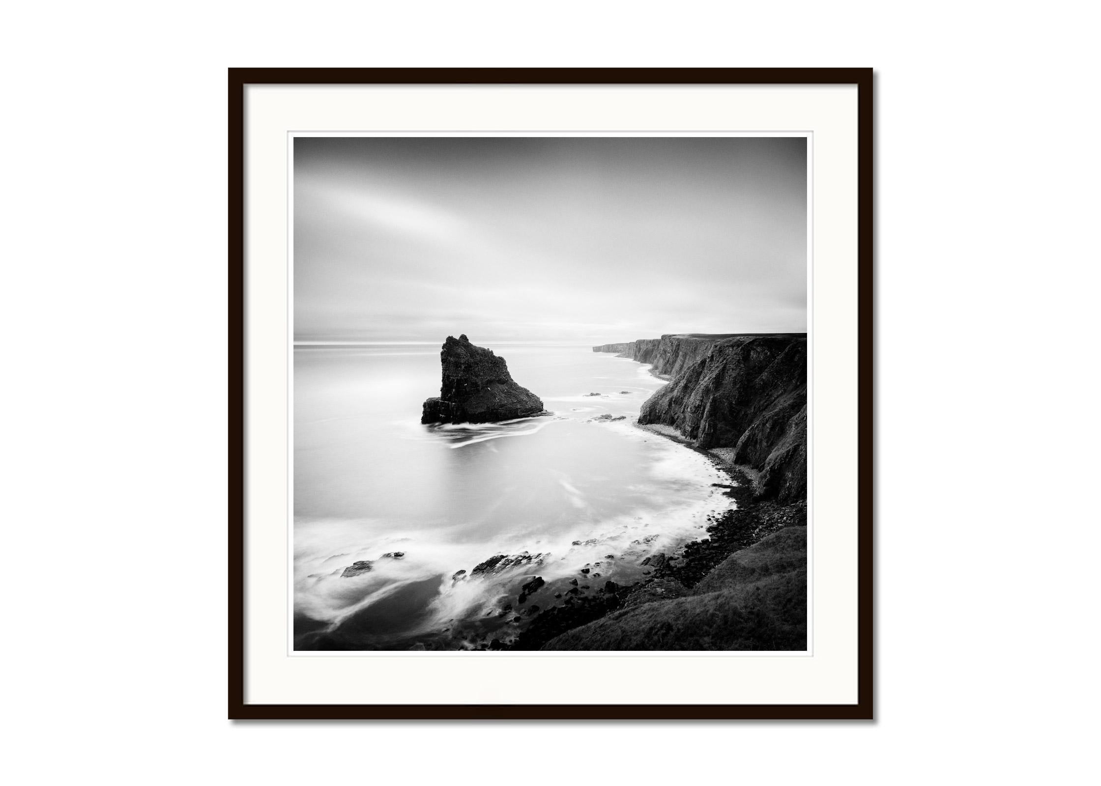 Surrealer Moment, Cliff, Insel, Schottland, Schwarz-Weiß-Fotografie, Landschaft (Grau), Black and White Photograph, von Gerald Berghammer