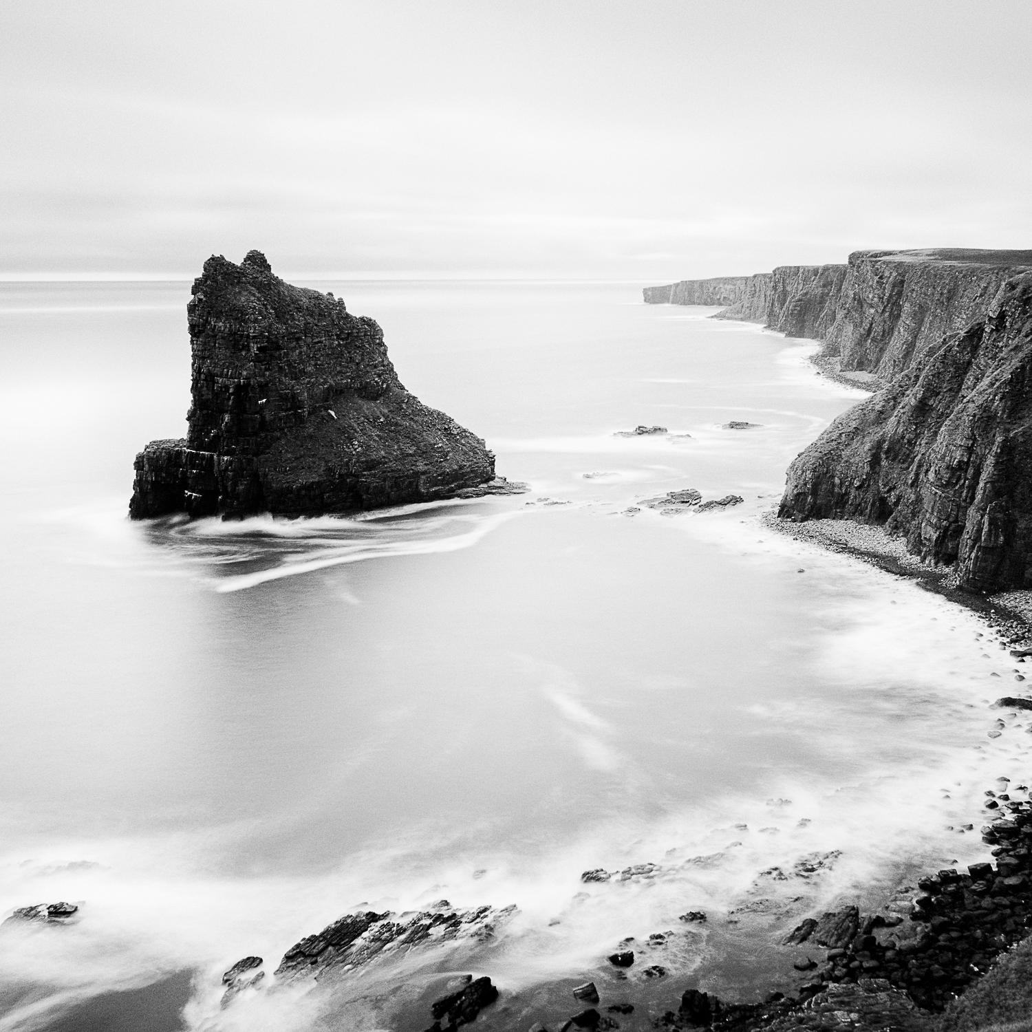 Un moment surréaliste, Cliffs, Rocks, Écosse, photographie d'art en noir et blanc, encadrée - Contemporain Photograph par Gerald Berghammer