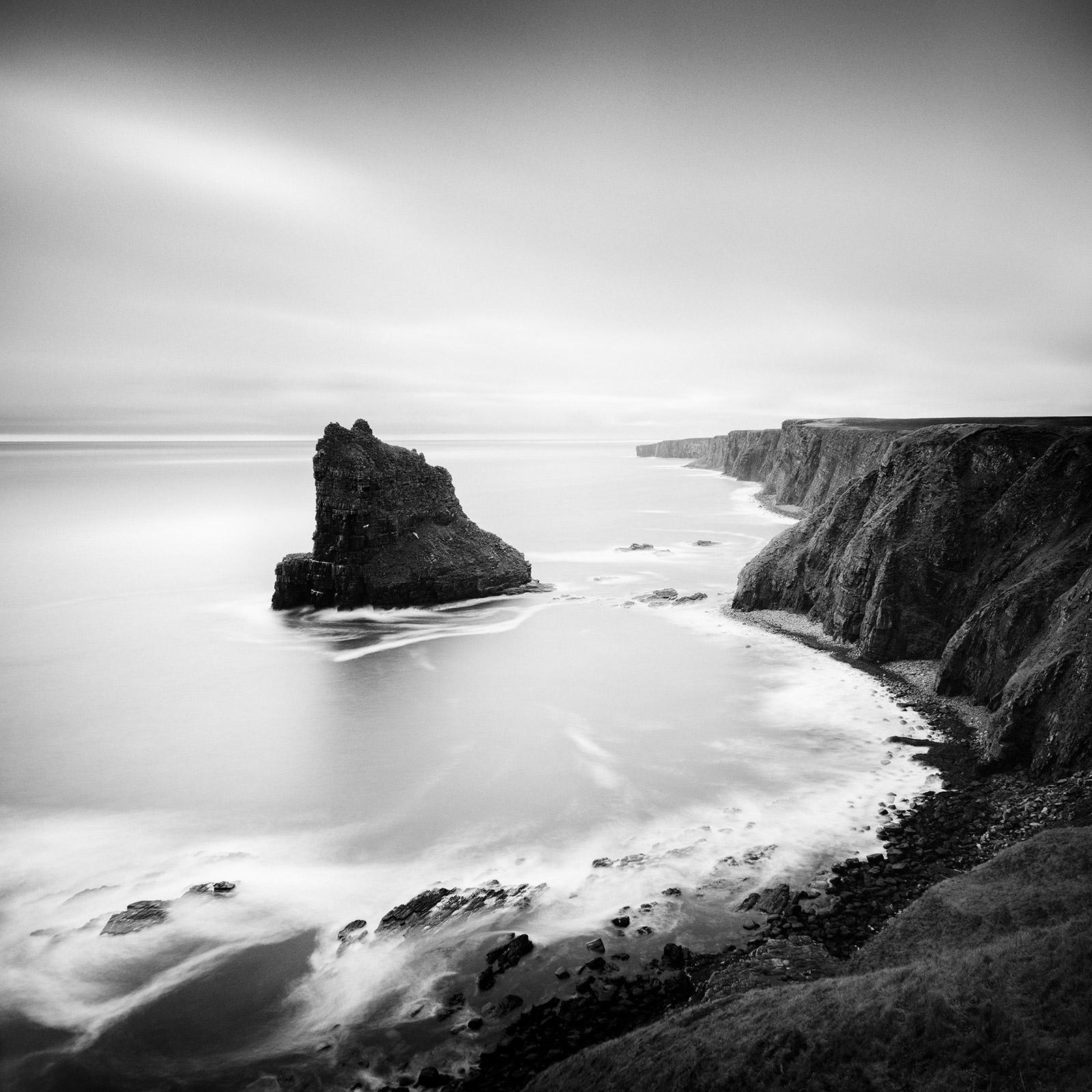 Black and White Photograph Gerald Berghammer - Moment surréaliste, falaise du littoral écossais, photographie noir et blanc, paysage