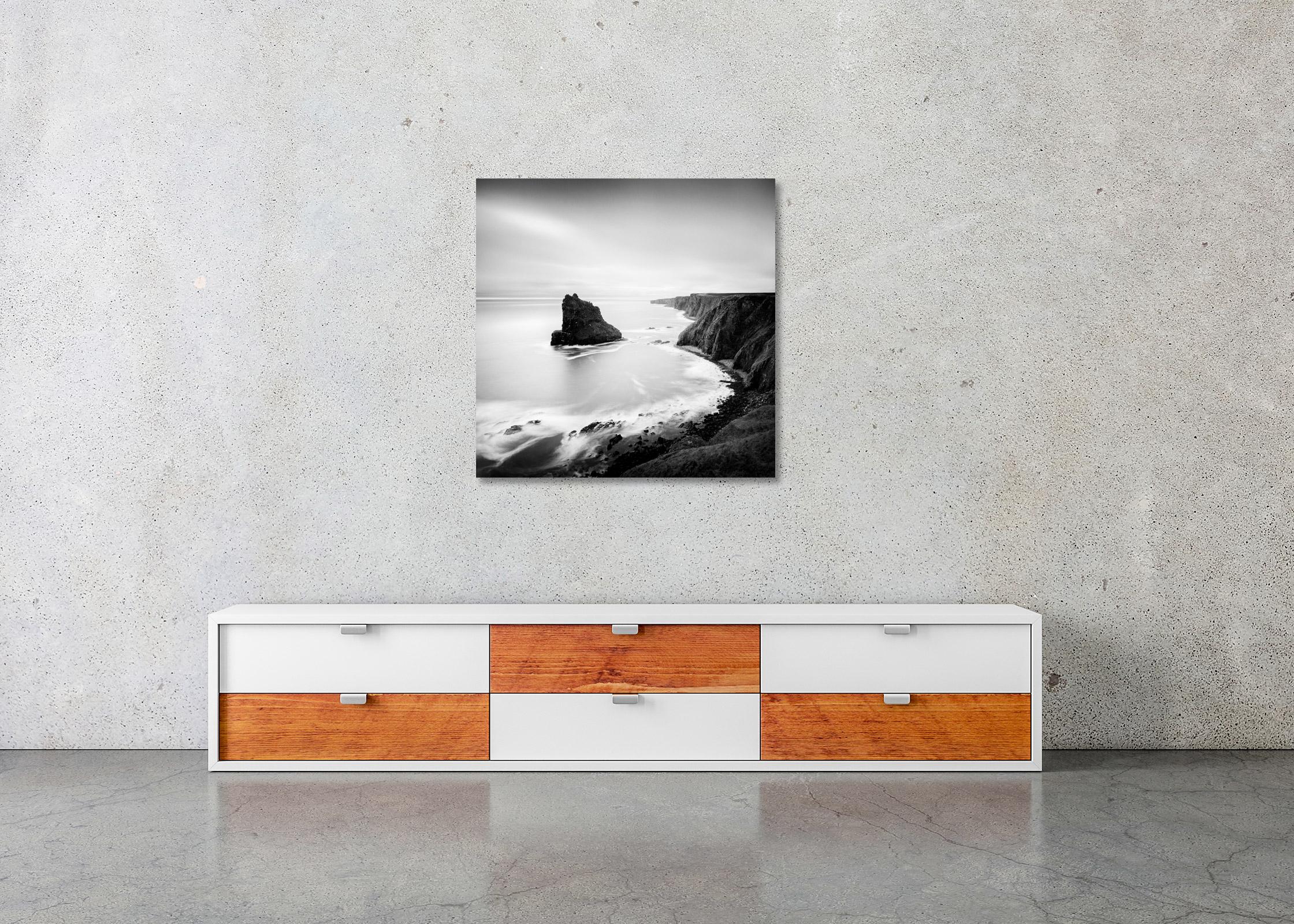 Moment surréaliste, falaise du littoral écossais, photographie noir et blanc, paysage en vente 1