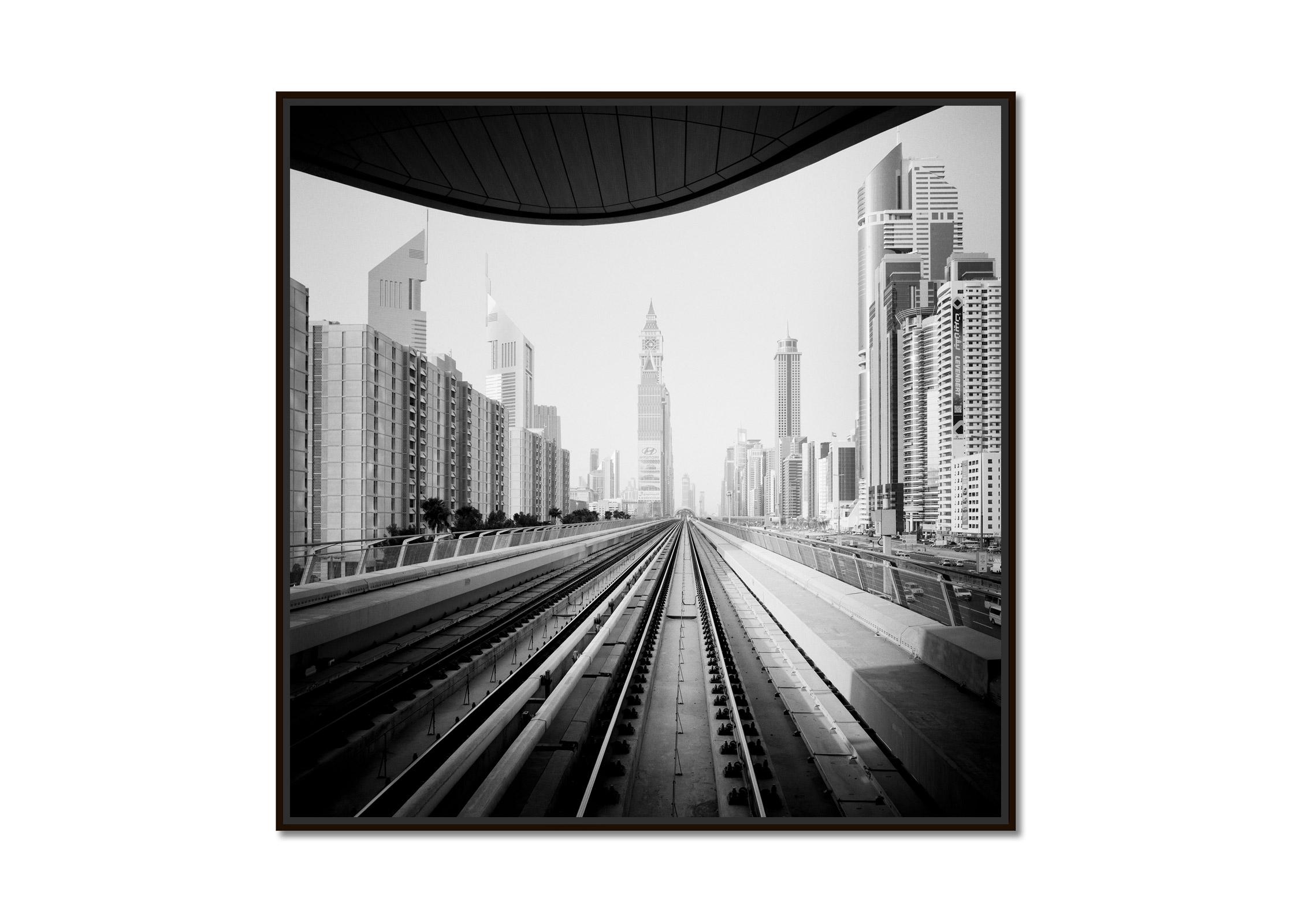 Surreale Welt, Wolkenkratzer, Megacity, Dubai  Schwarz-Weiß-Fotodruck Stadtbild – Photograph von Gerald Berghammer