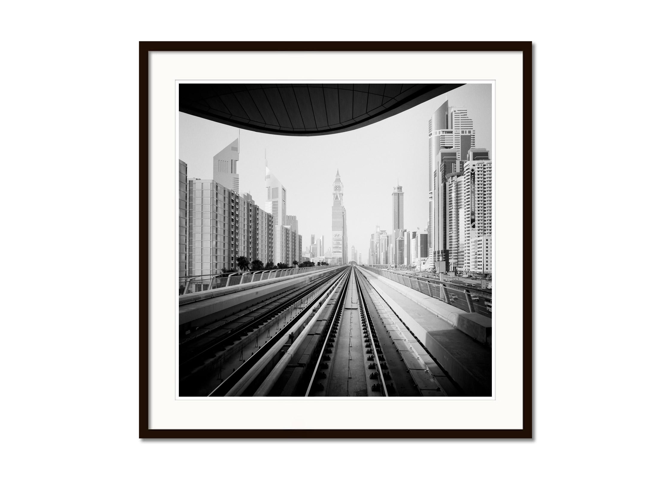 Surreale Welt, Wolkenkratzer, Megacity, Dubai  Schwarz-Weiß-Fotodruck Stadtbild (Grau), Black and White Photograph, von Gerald Berghammer