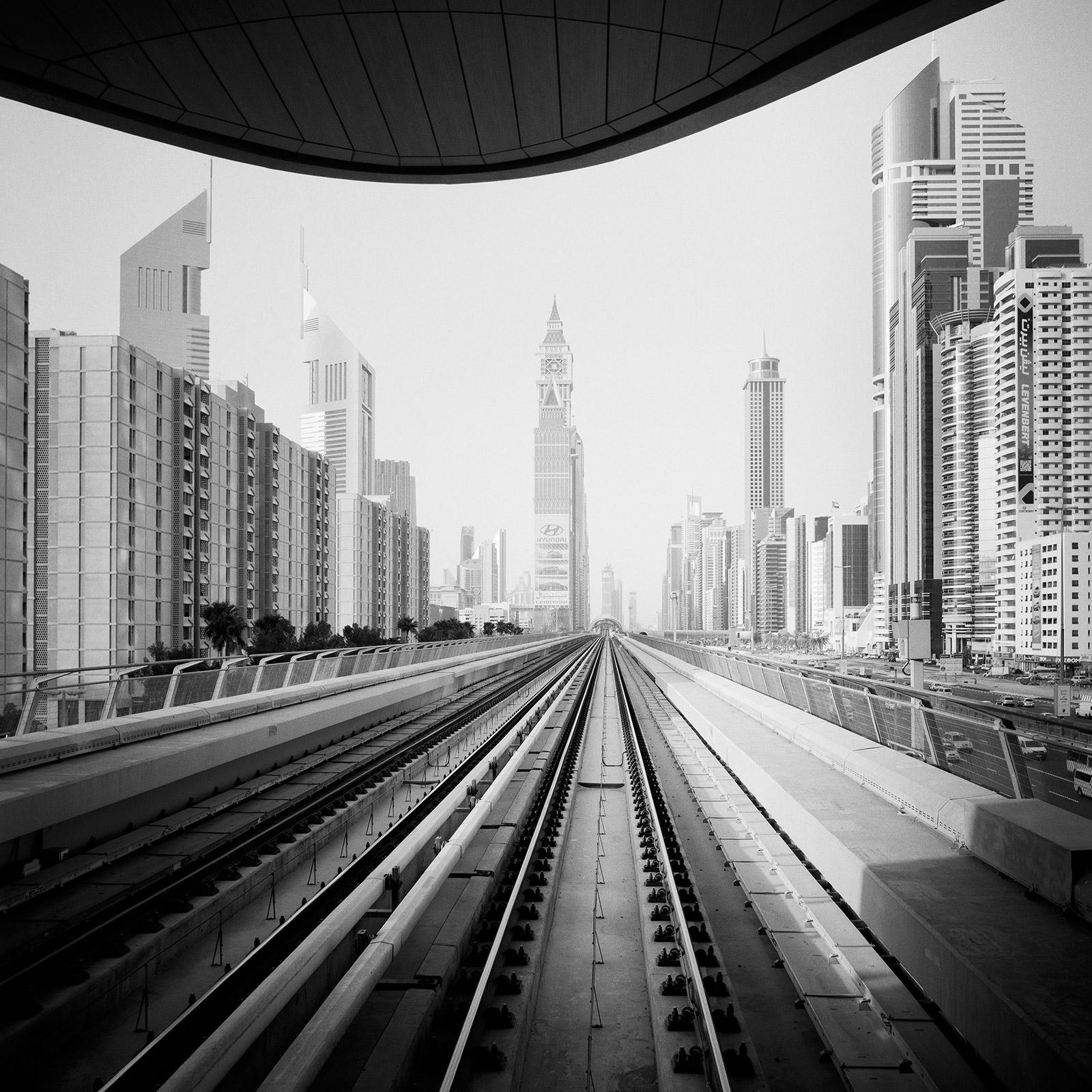Gerald Berghammer Black and White Photograph – Surreale Welt, Wolkenkratzer, Megacity, Dubai  Schwarz-Weiß-Fotodruck Stadtbild