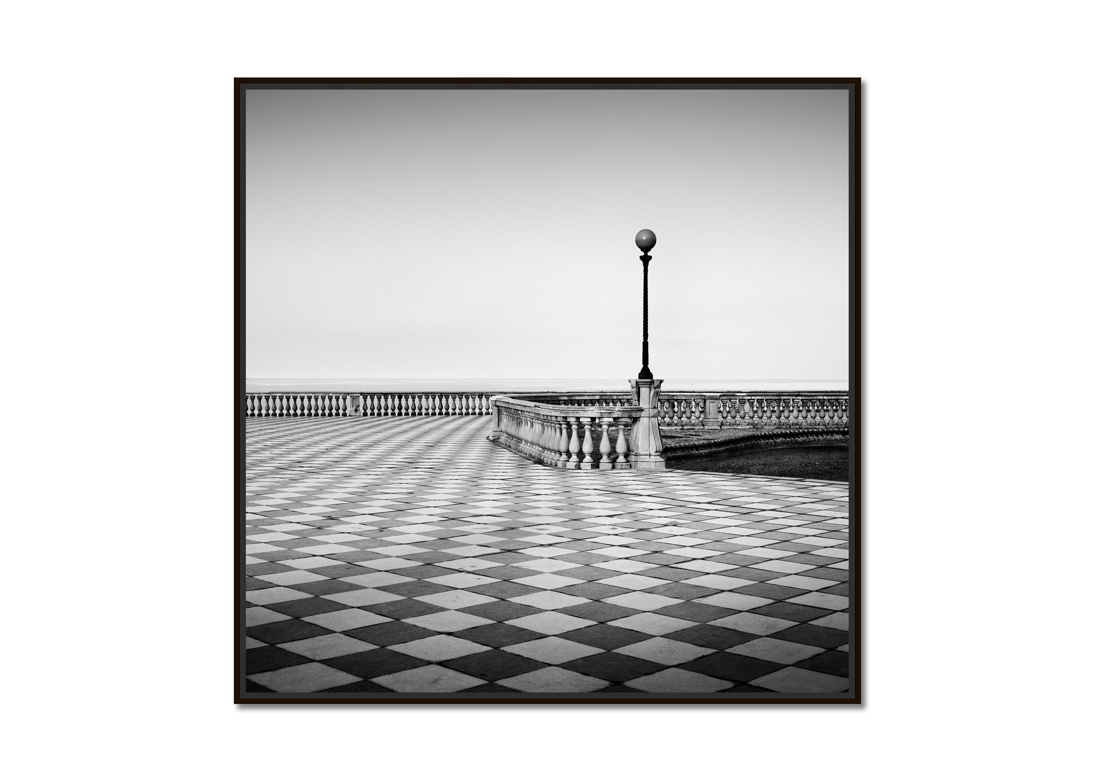 Terrazza Mascagni, Toskana, minimalistische Schwarz-Weiß-Architekturfotografie – Photograph von Gerald Berghammer