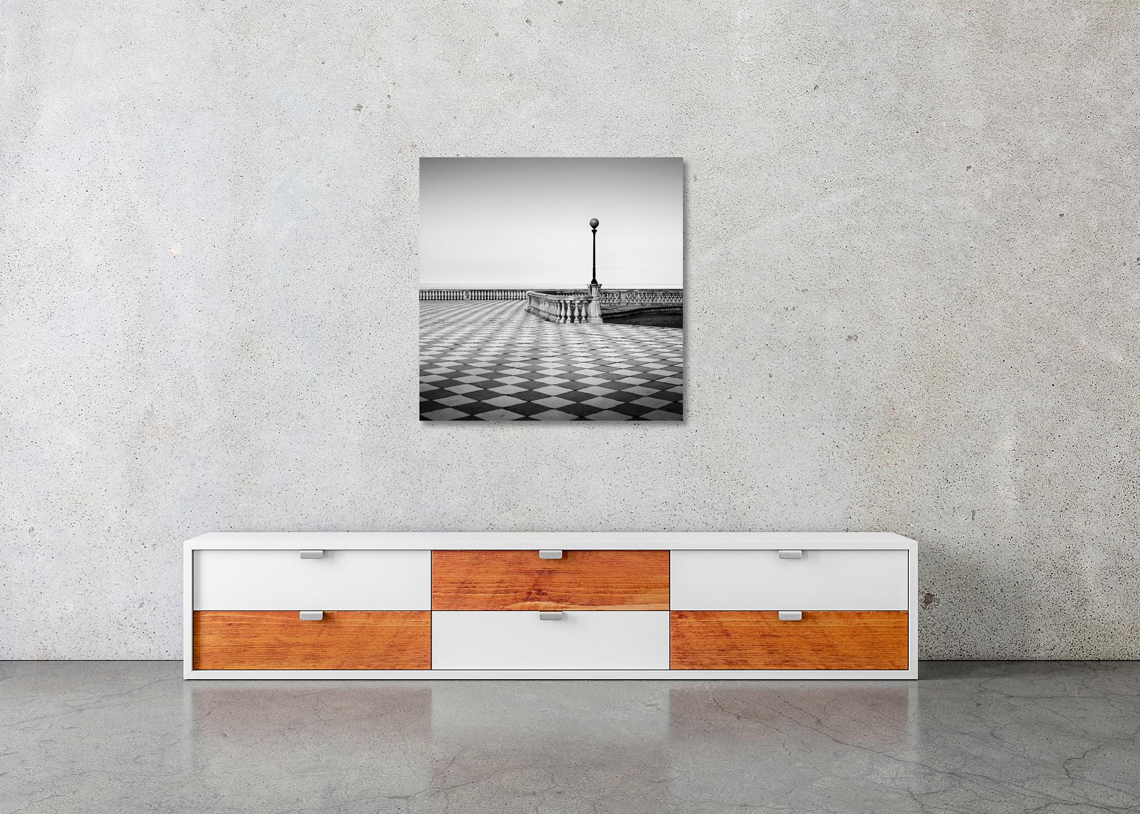 Terrazza Mascagni, Toskana, Monochromo-Fotografie, limitierte Auflage, minimalistisch im Angebot 1