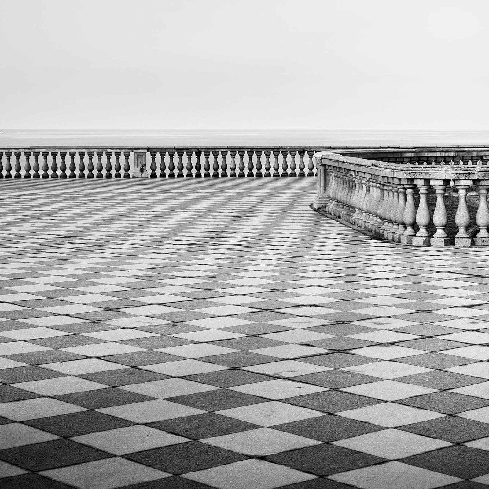 Terrazza Mascagni, Toskana, Monochromo-Fotografie, limitierte Auflage, minimalistisch im Angebot 4