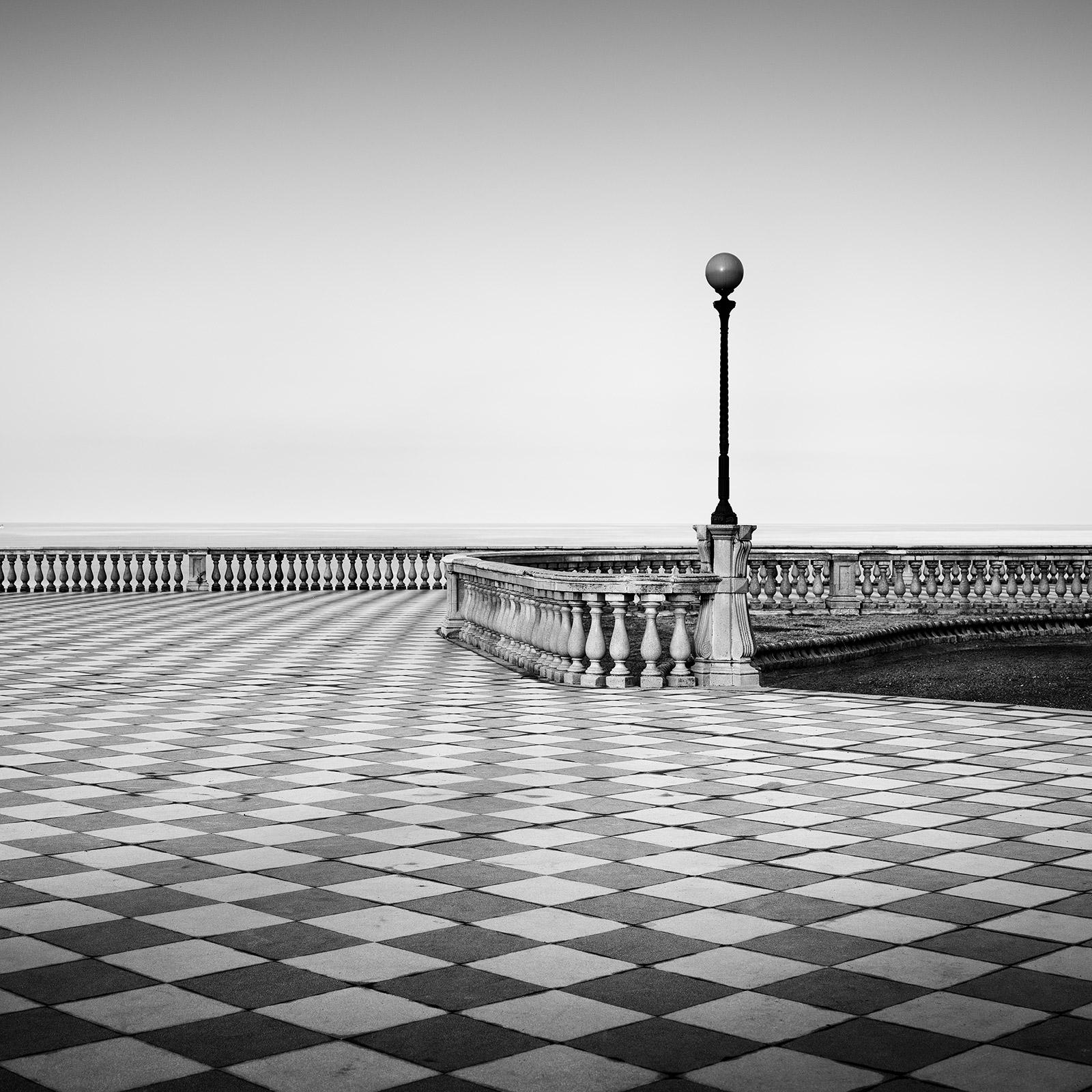 Gerald Berghammer Black and White Photograph – Terrazza Mascagni, Toskana, minimalistische Schwarz-Weiß-Architekturfotografie