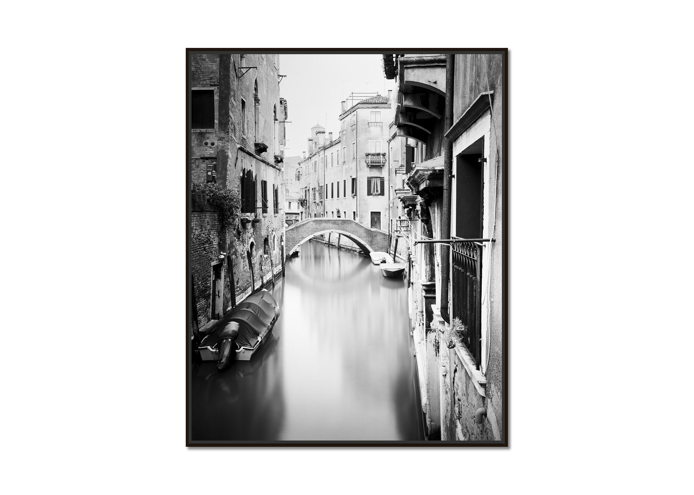 Les ponts de Venise, Italie, noir et blanc, beaux-arts, photographie, paysage - Photograph de Gerald Berghammer