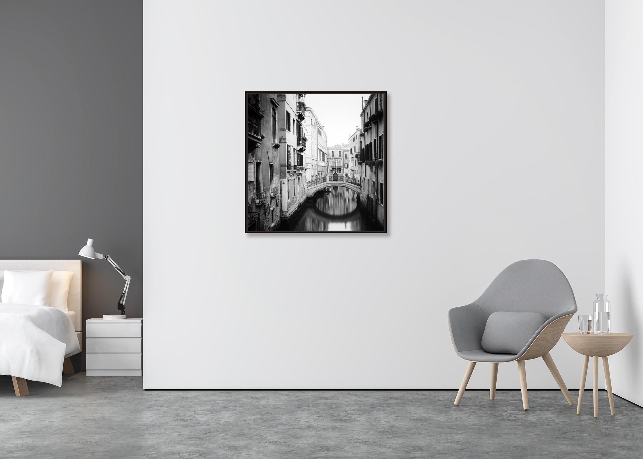 Die Brücken von Venedig, Italien, Schwarz-Weiß, Kunst-Stadtlandschaftsfotografie (Minimalistisch), Photograph, von Gerald Berghammer