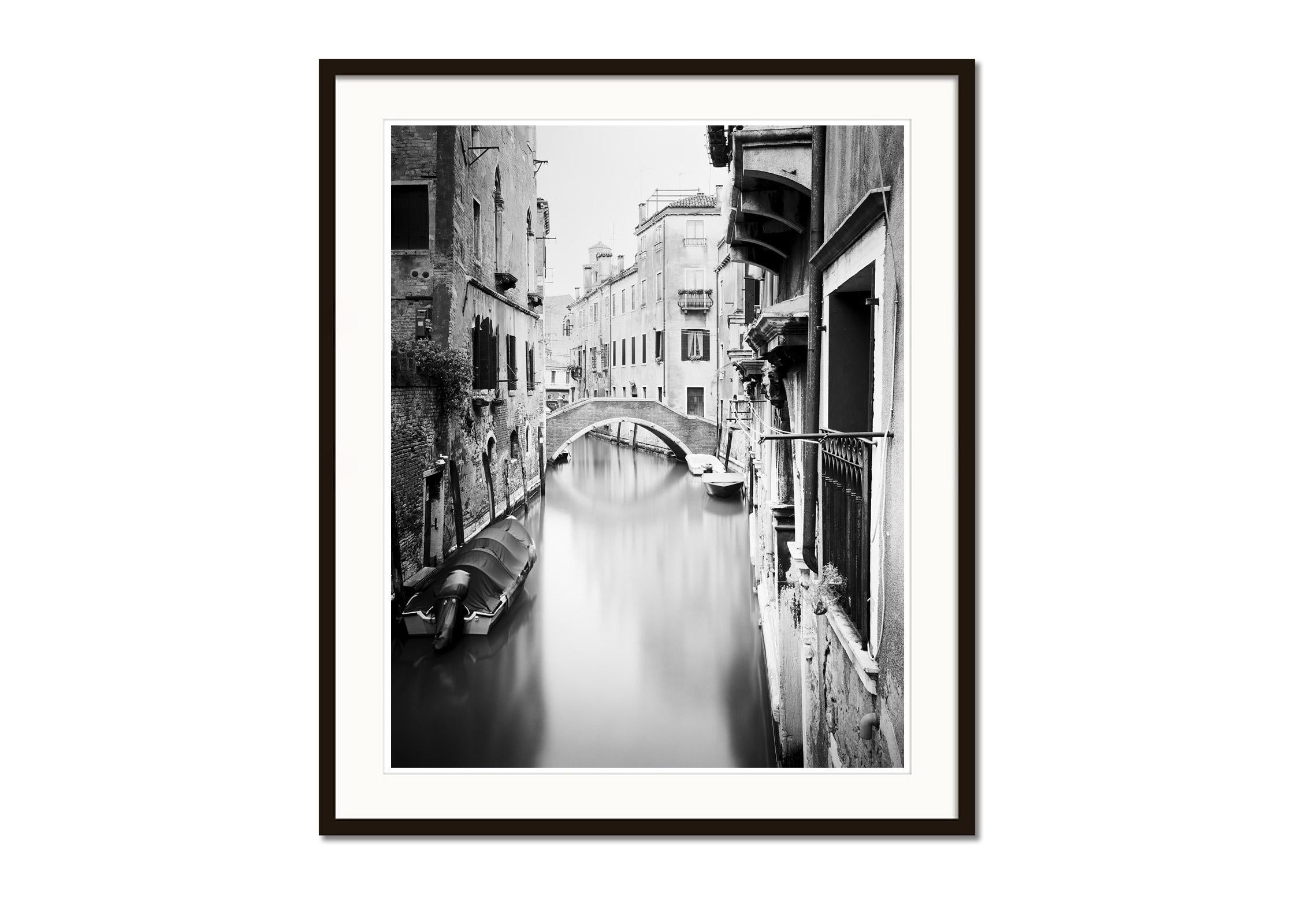 Les ponts de Venise, Italie, noir et blanc, beaux-arts, photographie, paysage - Gris Black and White Photograph par Gerald Berghammer