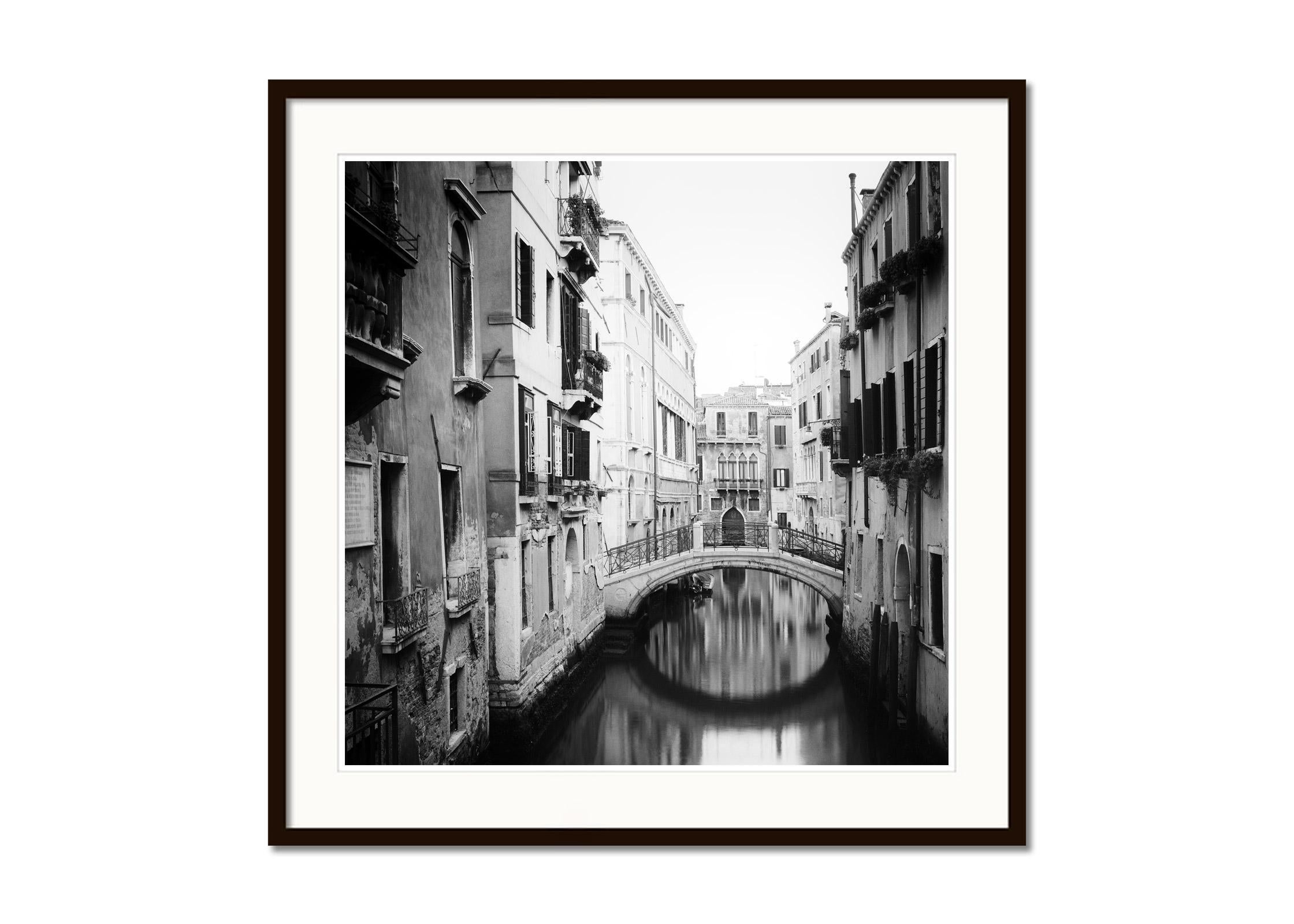 The Bridges of Venice, Italy, noir et blanc, fine art cityscape photography - Gris Black and White Photograph par Gerald Berghammer