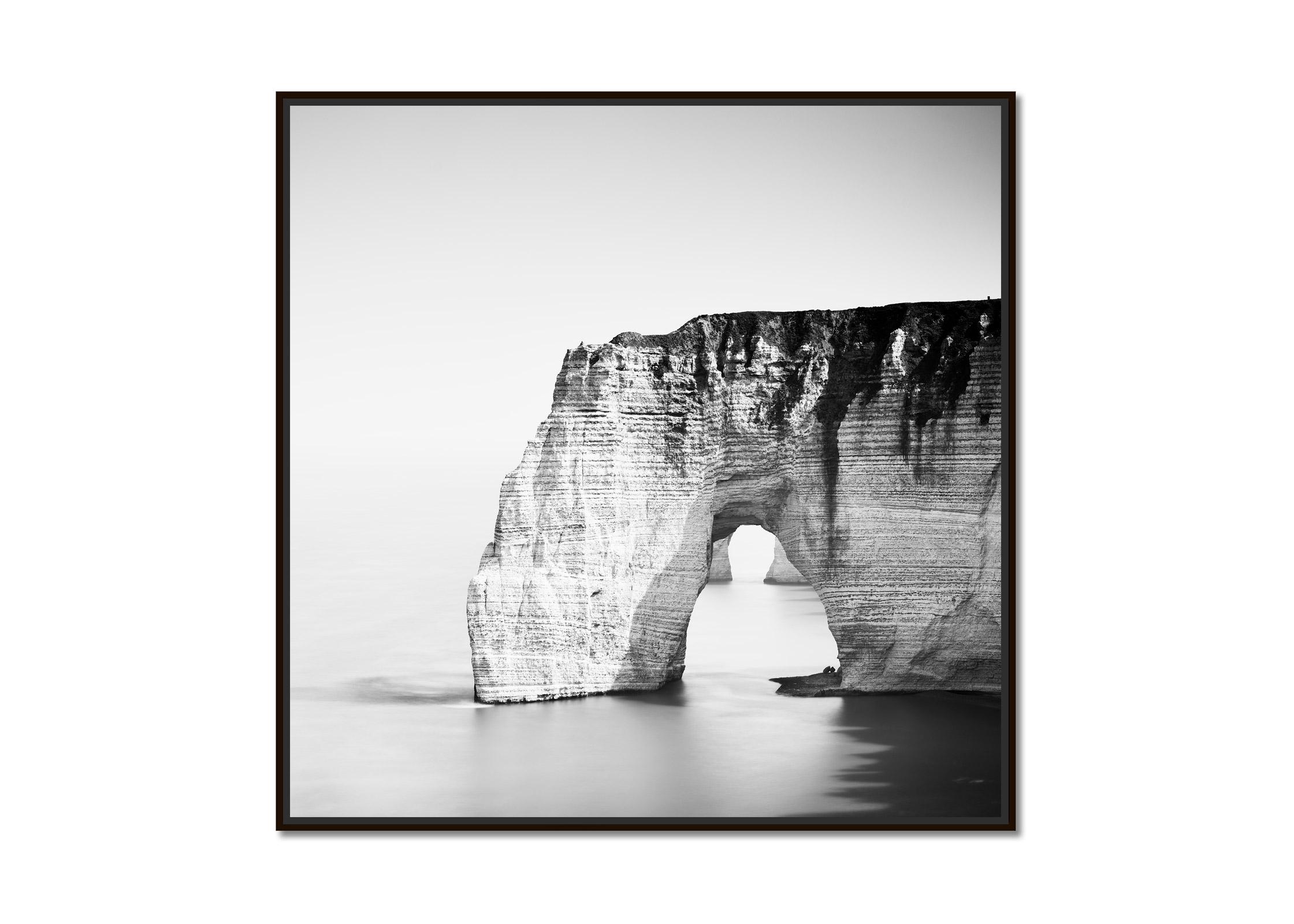 White Cliffs, Sea Arch, monochrome minimalistische Landschaft, limitierte Auflage, Foto – Photograph von Gerald Berghammer