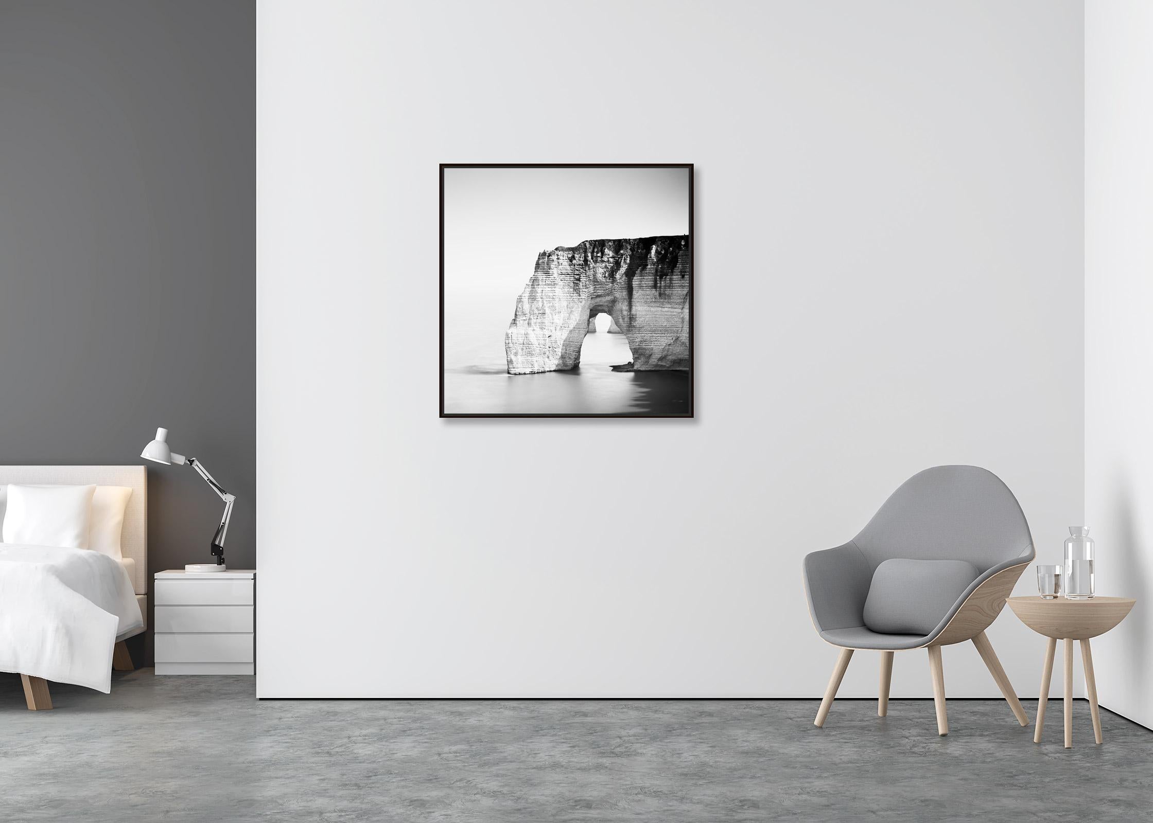 White Cliffs, Sea Arch, monochrome minimalistische Landschaft, limitierte Auflage, Foto (Zeitgenössisch), Photograph, von Gerald Berghammer