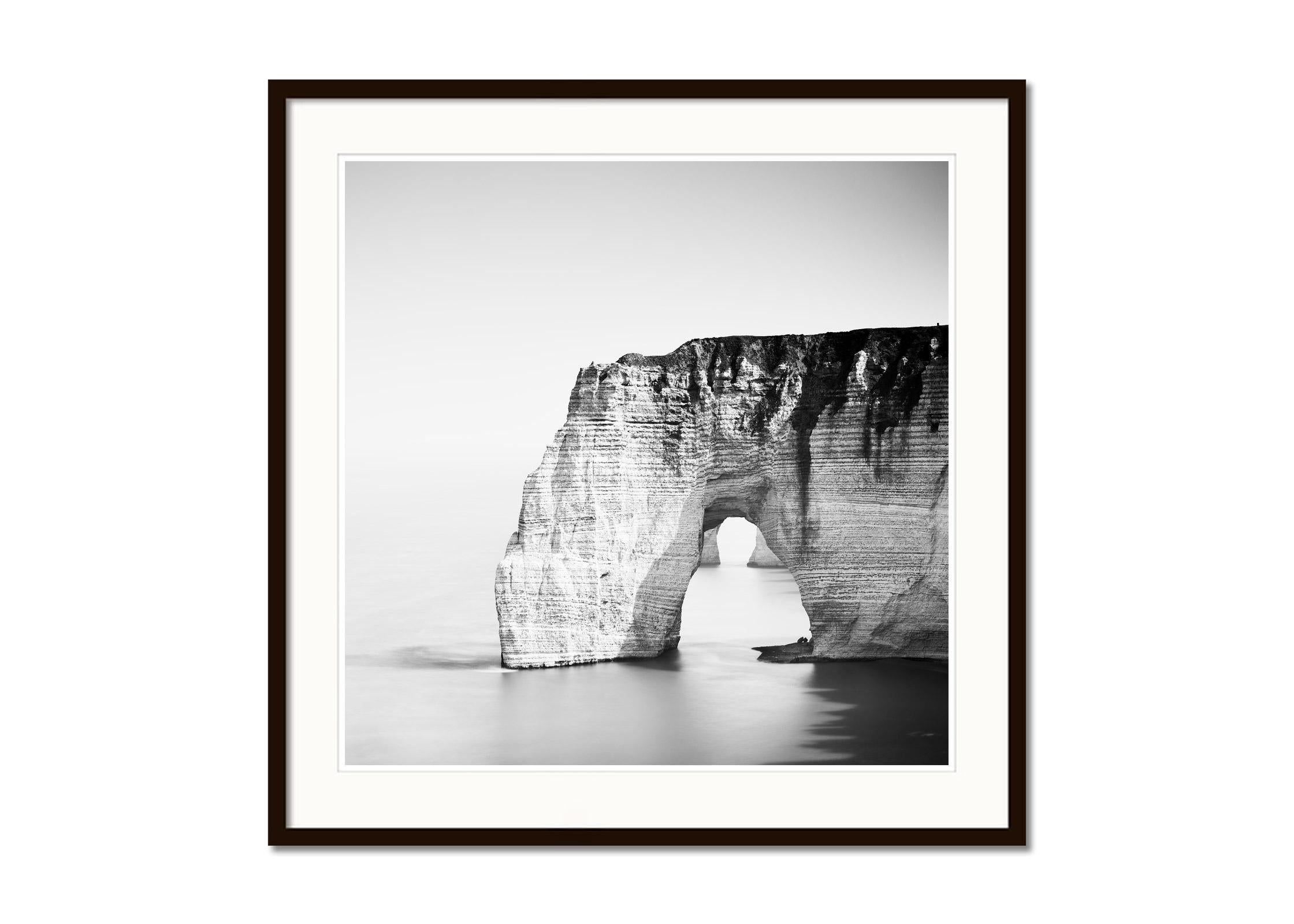 White Cliffs, Sea Arch, monochrome minimalistische Landschaft, limitierte Auflage, Foto (Grau), Landscape Photograph, von Gerald Berghammer
