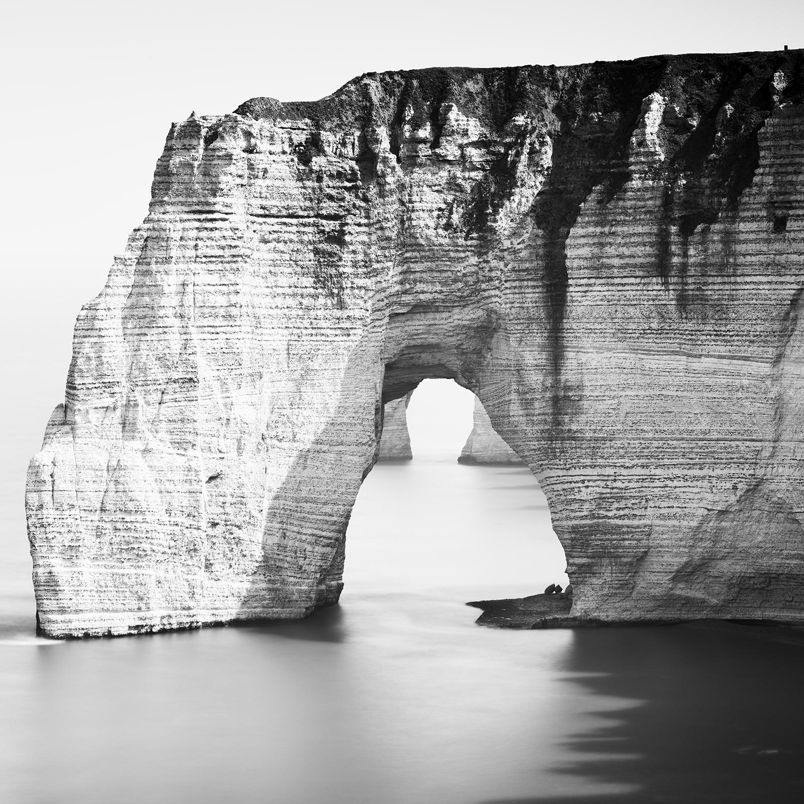 White Cliffs, Sea Arch, monochrome minimalistische Landschaft, limitierte Auflage, Foto im Angebot 3