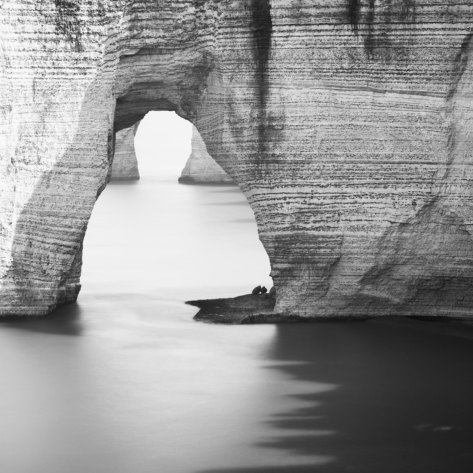 White Cliffs, Sea Arch, monochrome minimalistische Landschaft, limitierte Auflage, Foto im Angebot 4