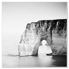 Les falaises d'Étretat, falaises blanches et arche de mer, paysage marin minimaliste monochrome